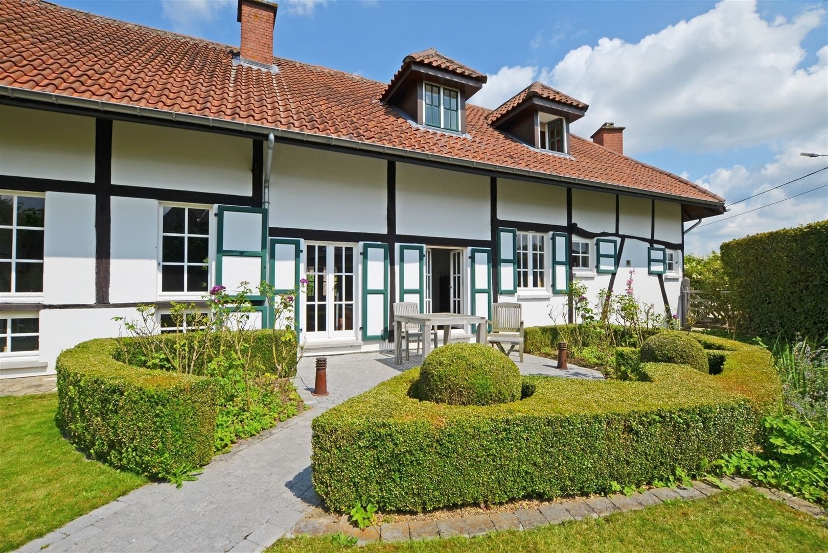 Landelijk gelegen vierkantshoeve op ±1.4Ha foto 2