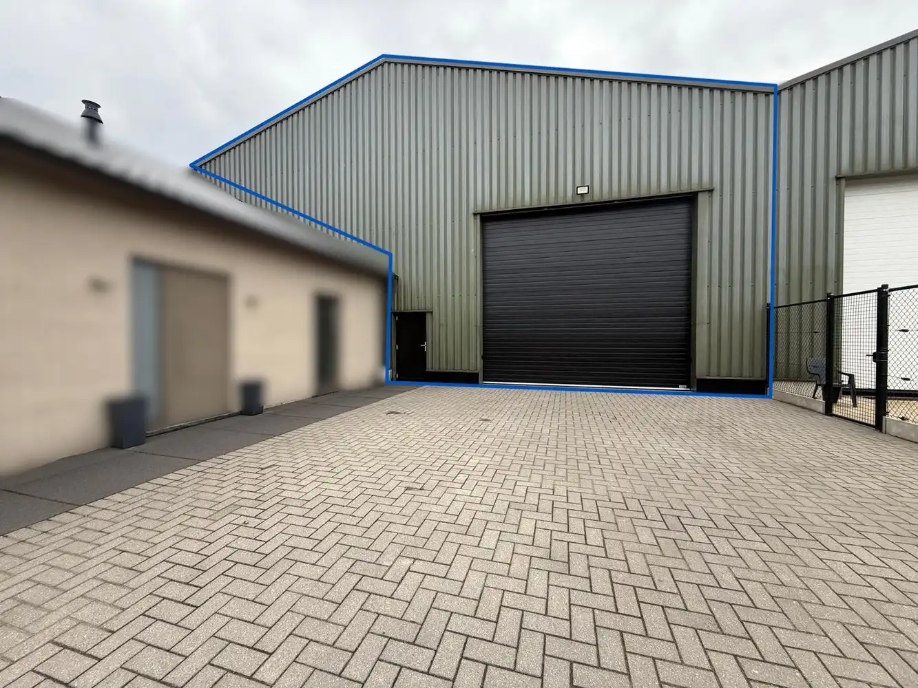 Loods van 360m² op toplocatie in Lanaken, te huur! foto 7
