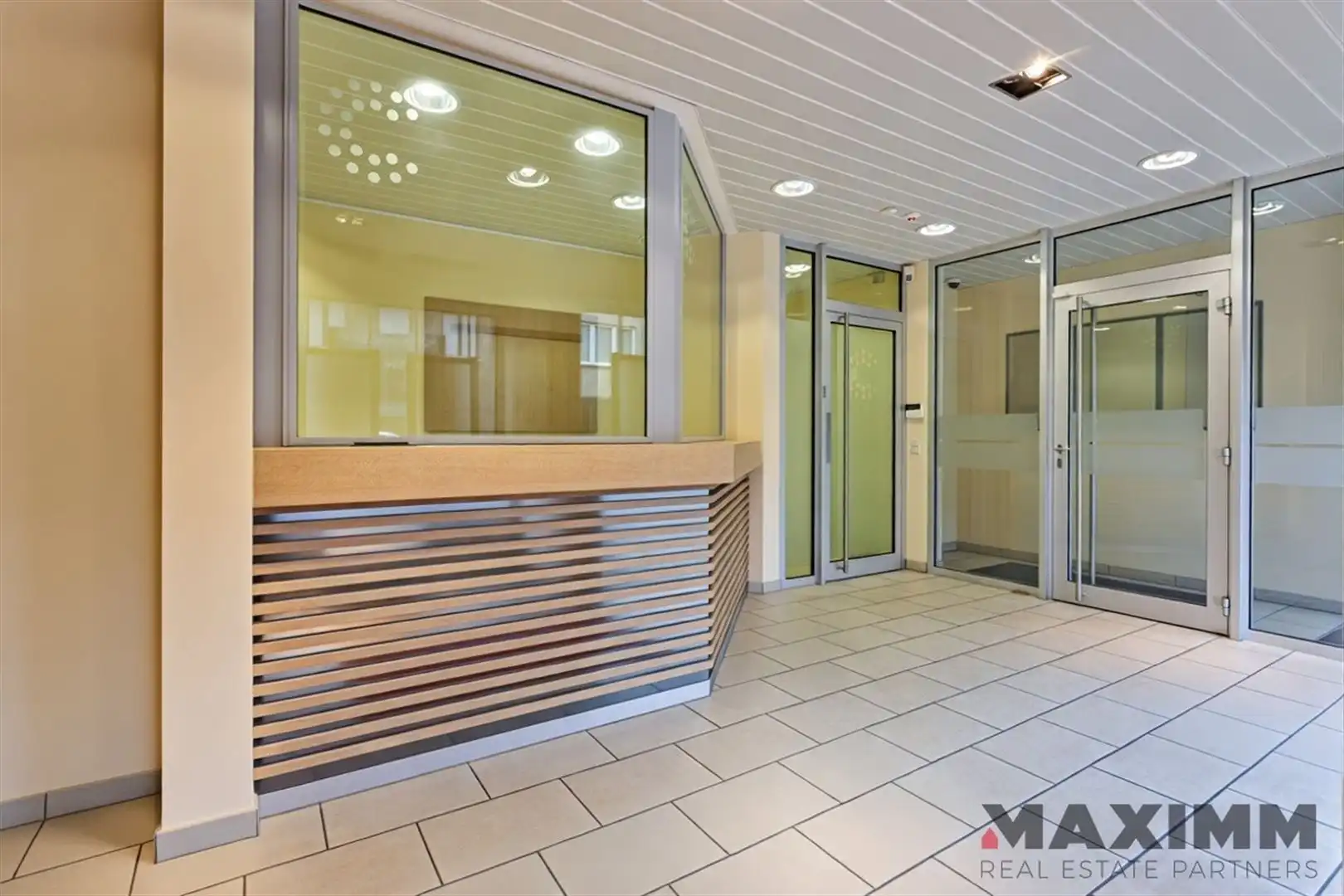 Voormalig bankkantoor met wachtruimte, loket, 3 burelen, polyvalente ruimte en een bergruimte foto 4