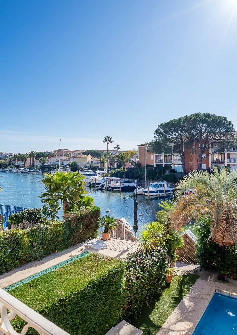 Charmante vakantiewoning met private aanlegplaats en zwembad te PORT GRIMAUD foto 3