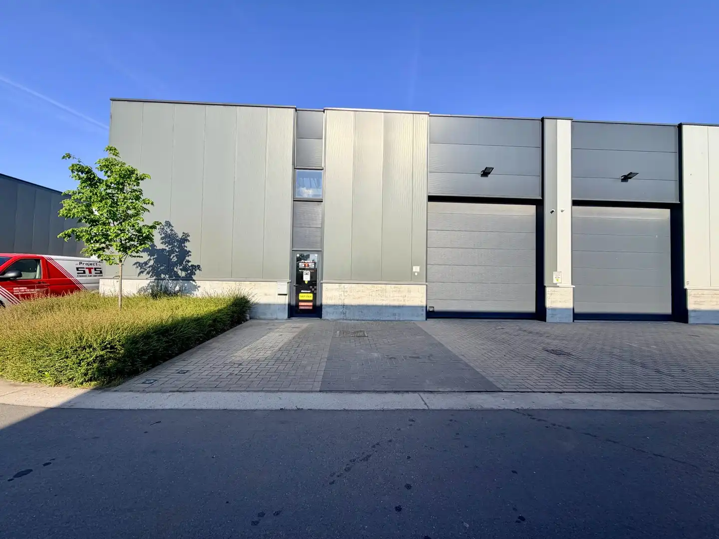 Ruime loods met parkeerplaats te Wielsbeke! foto 13
