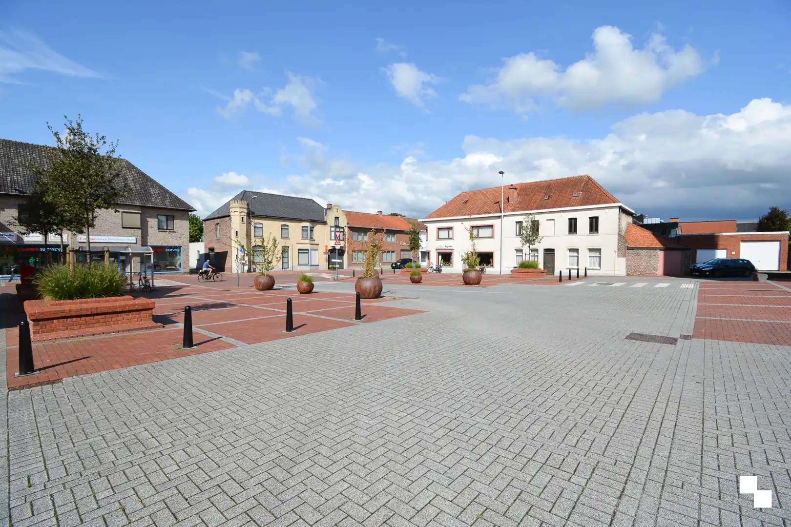 Recent tweeslaapkamer appartement in dorpskern van Sint-Eloois-Winkel foto 3