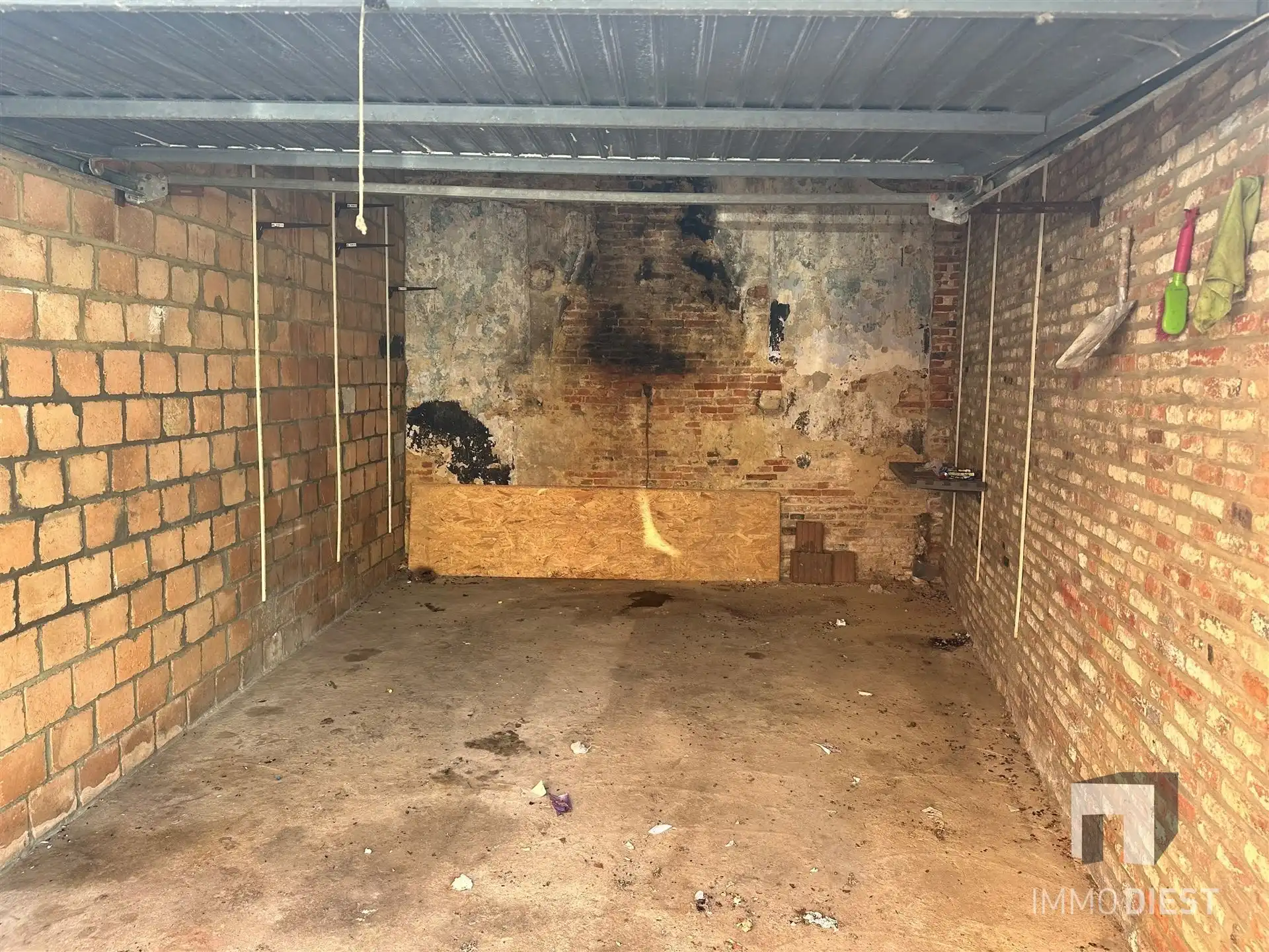 Handelsgelijkvloers met woonst en garages foto 13