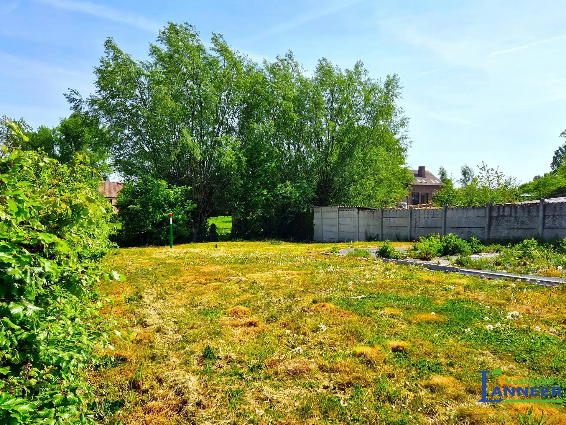 Bouwgrond voor halfopen bebouwing op strategische ligging foto {{pictureIndex}}