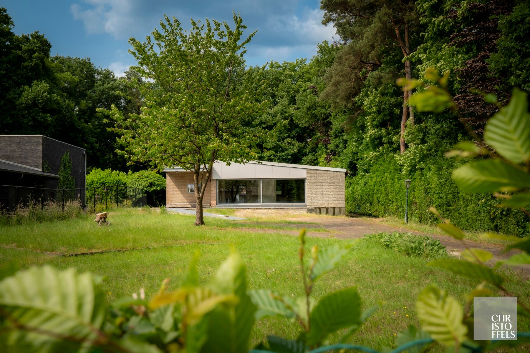 Deels gerenoveerde laagbouwvilla, residentieel gelegen in de bossen op een uitgestrekt perceel van 3.981m² foto {{pictureIndex}}