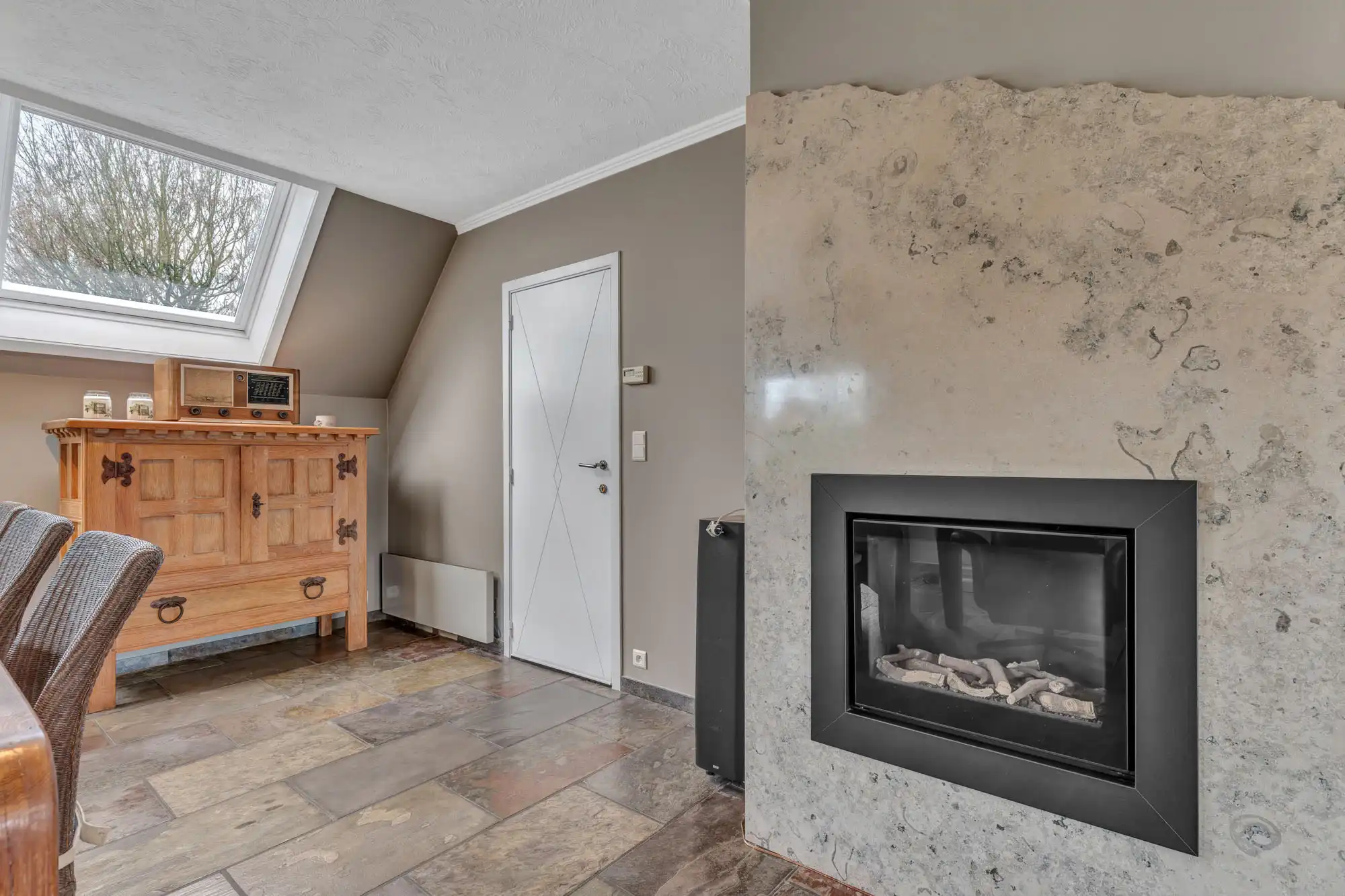 Open bebouwing met tuin, zonnepanelen en garage foto 4