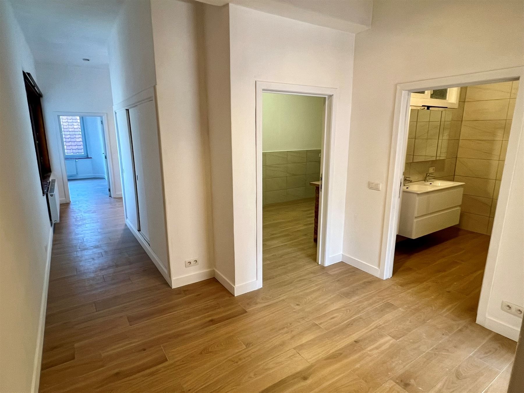 Volledig gerenoveerd appartement met 2 slaapkamers en parking  foto 7