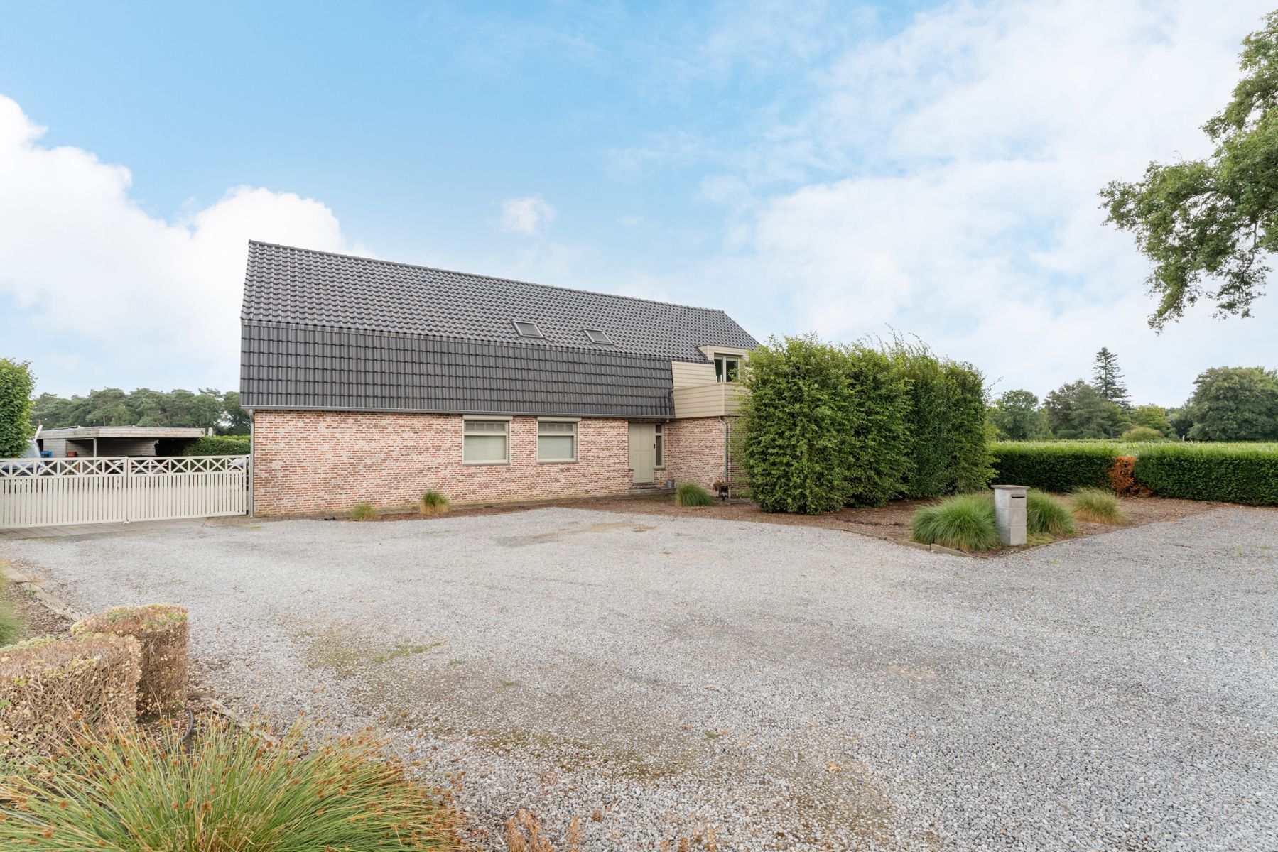Ruime gerenoveerde woning met zwembad  foto {{pictureIndex}}