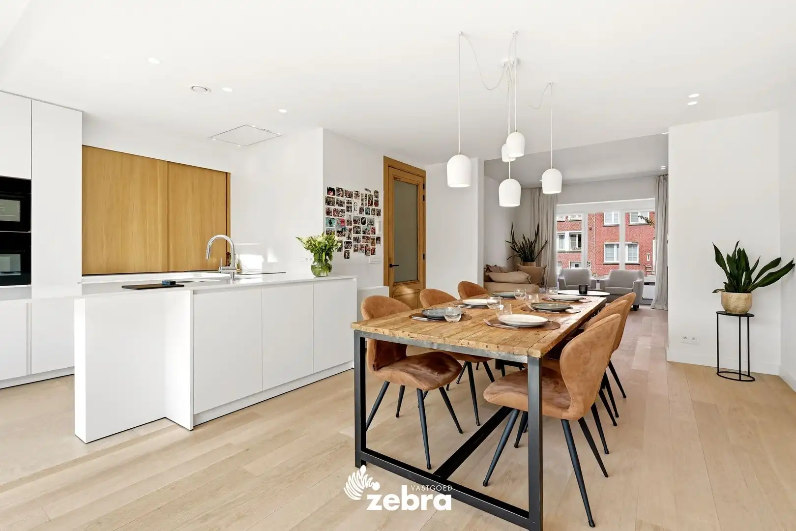 Kwalitatief gerenoveerde herenwoning met garage te Sint-Elisabeth Kortrijk! foto 4