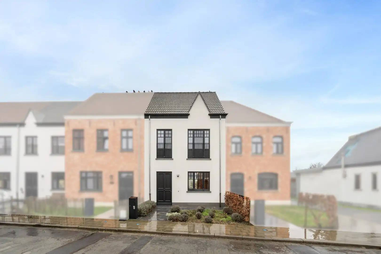 Woning met 4 kamers, 2 badkamers en 2 garages foto {{pictureIndex}}