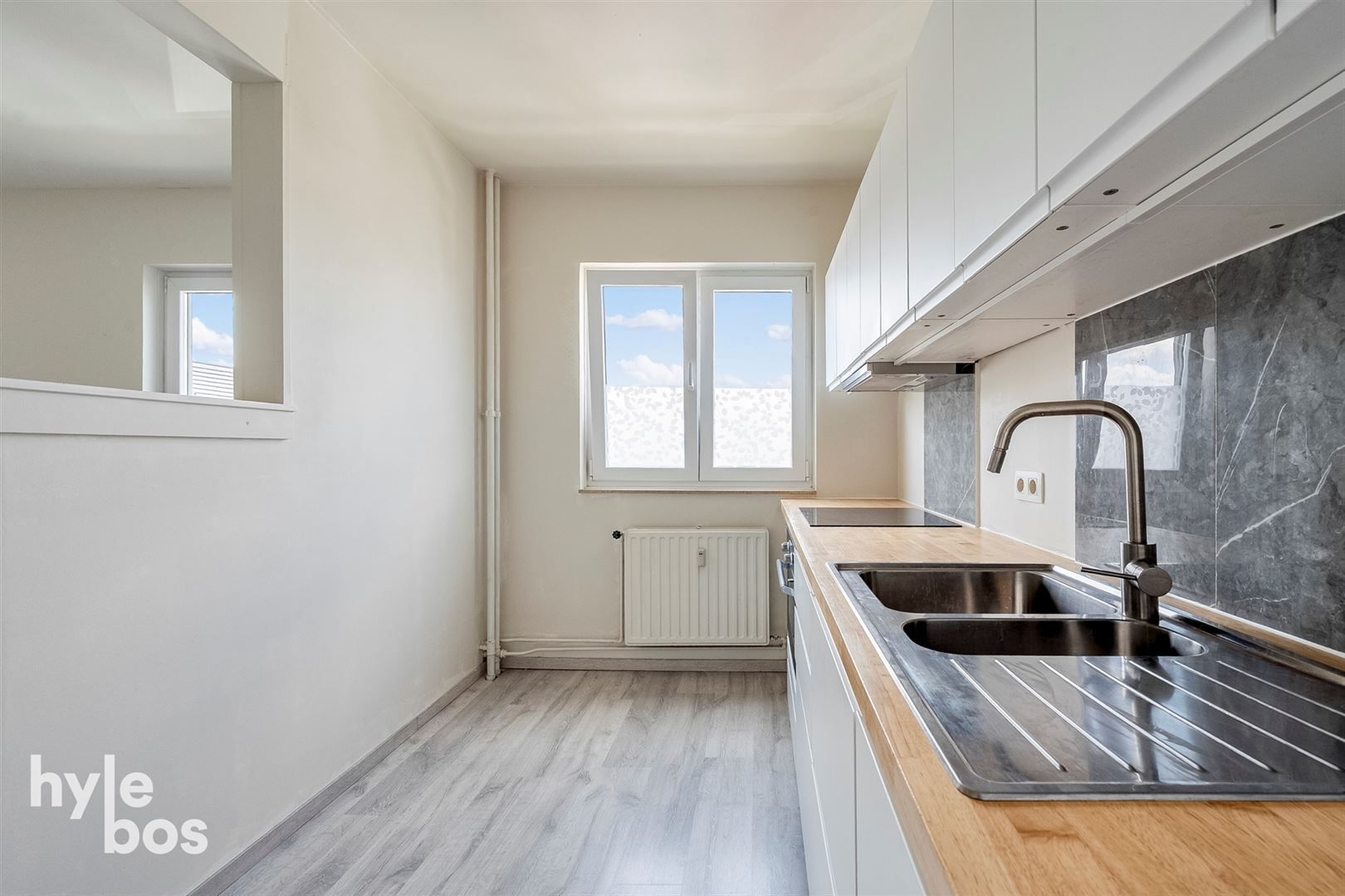 Instapklaar 2 slaapkamer appartement gelegen op de Markt van Moerbeke foto 11