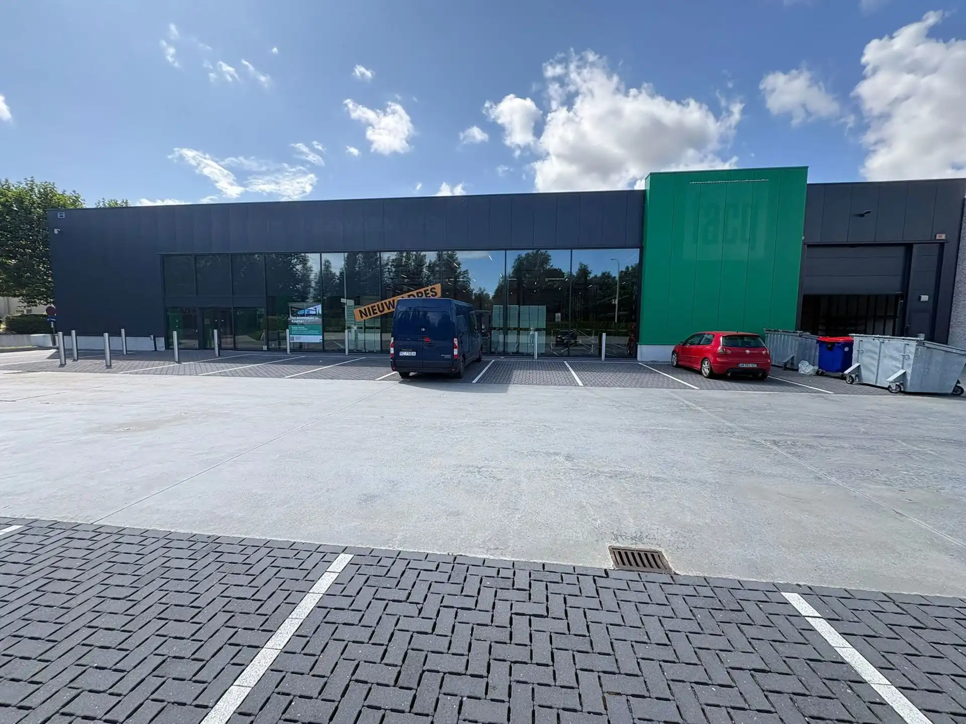 Bedrijfsgebouw van ca. 1.543 m² met 22 parkeerplaatsen foto 3