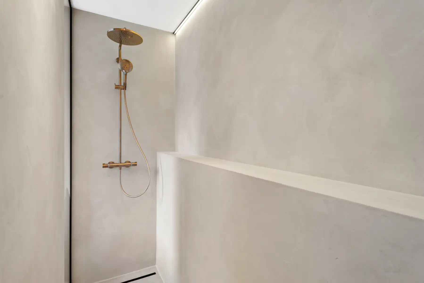 Prachtig afgewerkt nieuwbouwappartement inclusief 2 carports en 2 ruime bergingen foto 13