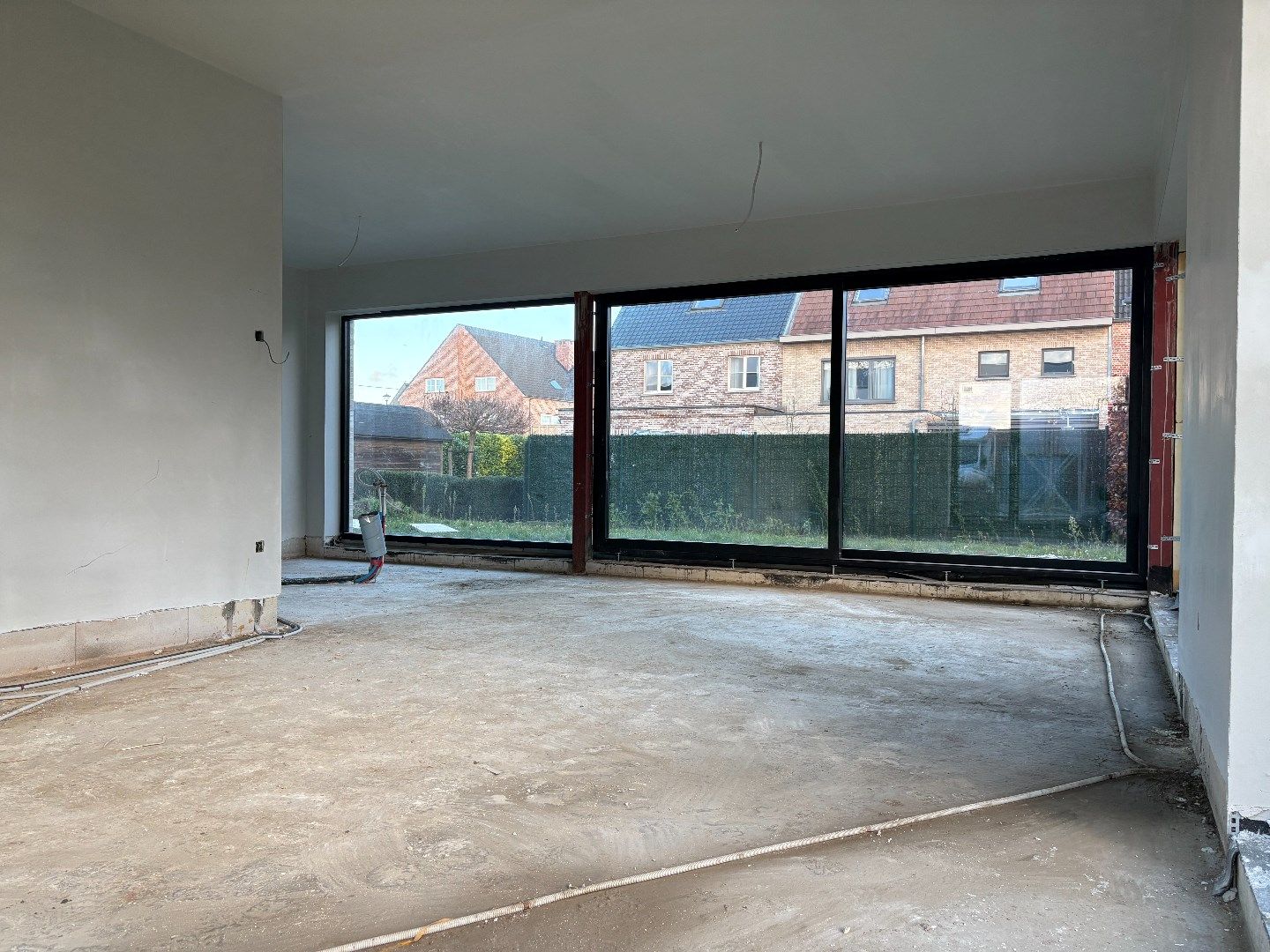 een moderne  nieuwbouw 3-gevel woning op en met grond foto 7