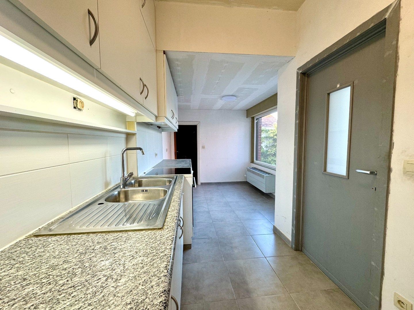 HALFOPEN WONING MET 3 SLPKS, GARAGE EN RUIME TUIN foto 5