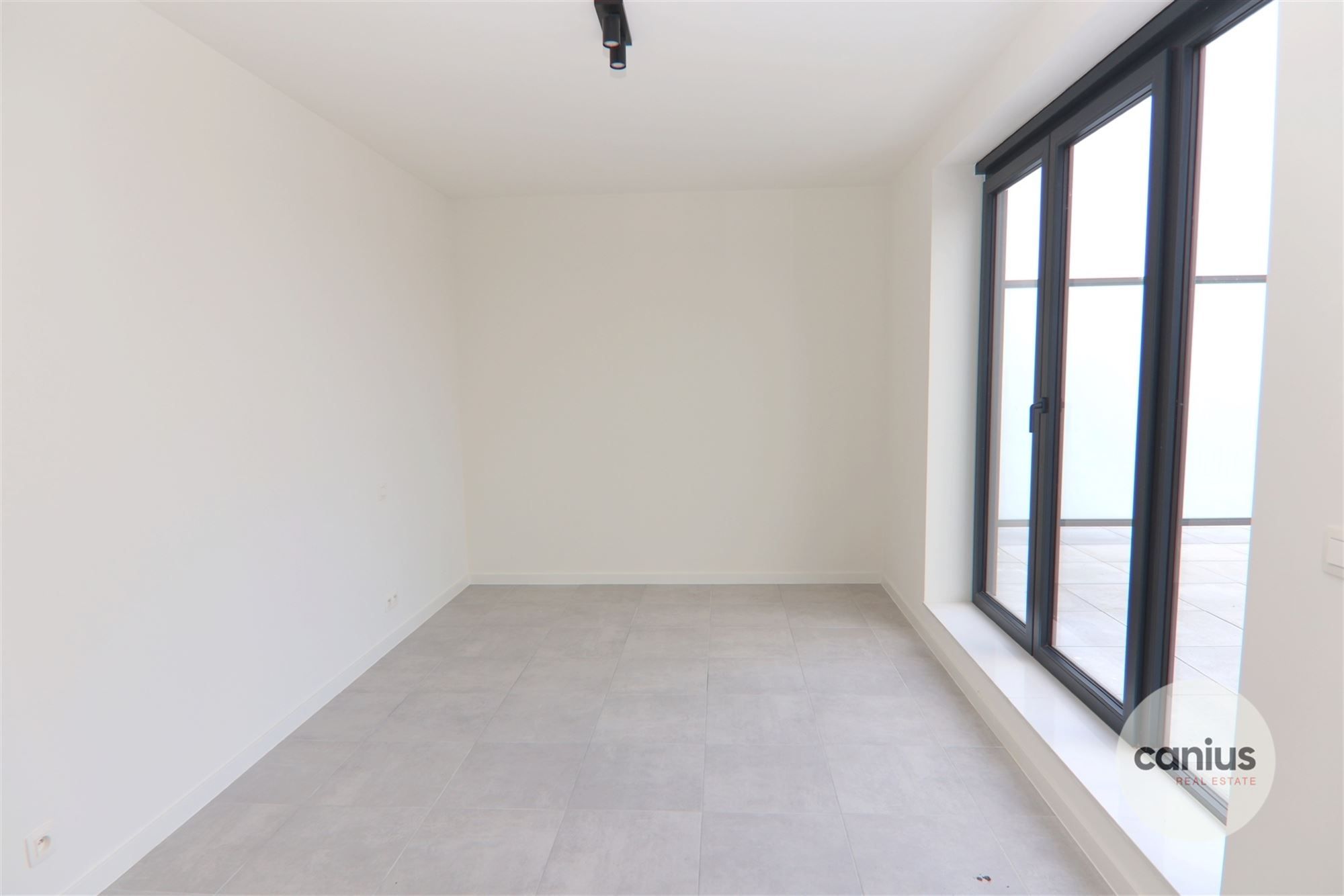 GESCHILDERDE PENTHOUSE IN HARTJE HASSELT MET 2 SLKS + 2 TERRASSEN & PARKING foto 8