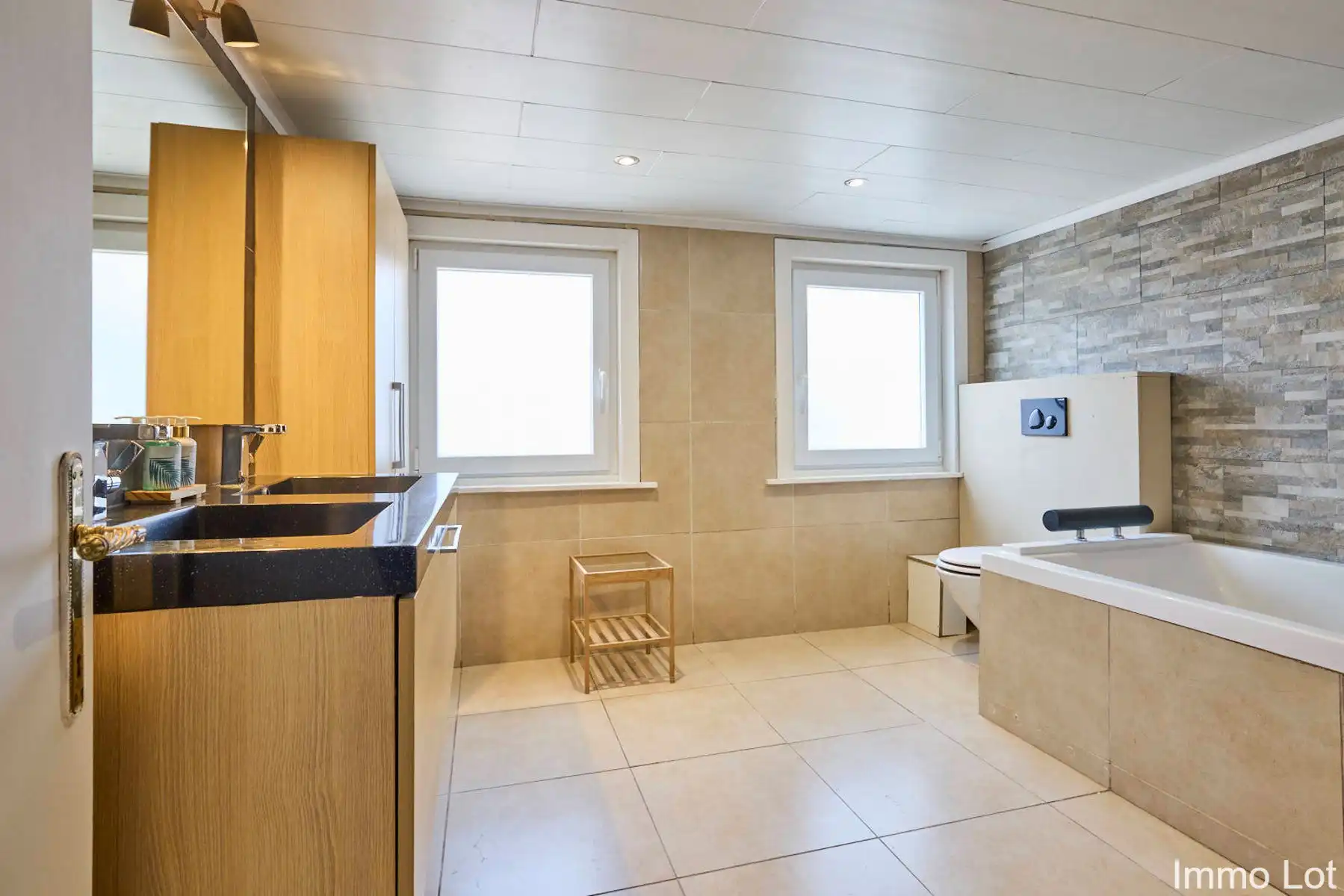 Ruime halfopen bebouwing op perceel van 765 m² foto 8