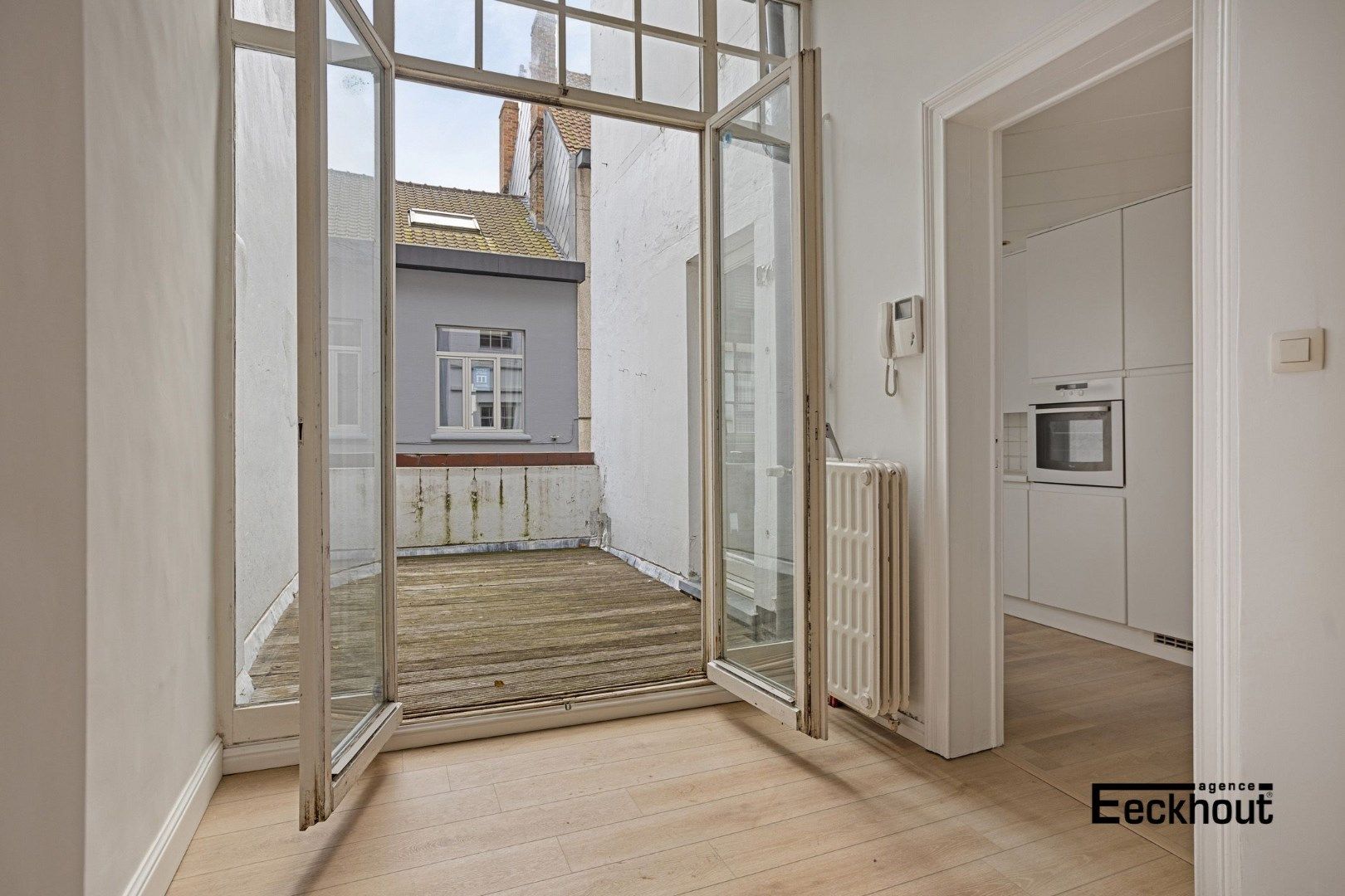 Uniek en ruim (351 m²) herenhuis met garages op topligging te Oostende ! foto 9