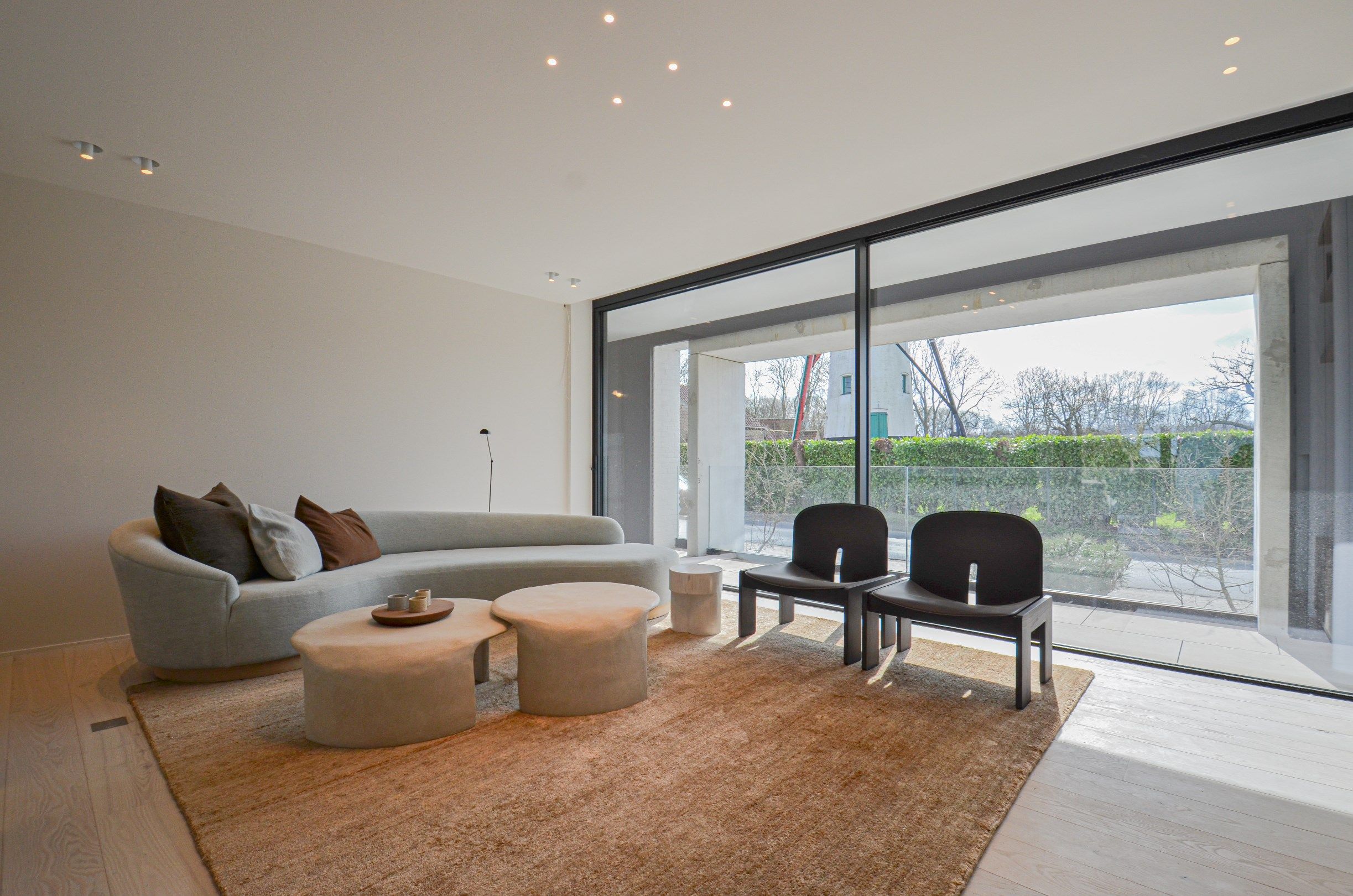 Exclusieve  nieuwbouwwoning afgewerkt met buitengewone materialen en design. foto 2