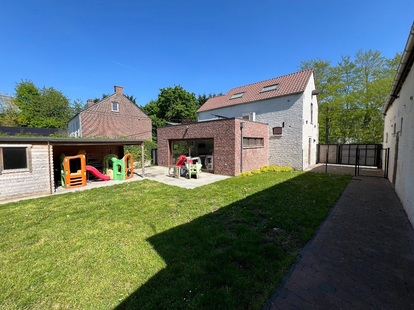 Goed gelegen recente en energiezuinige handelsruimte/kantoorruimte (voorheen kindercrèche) foto 2