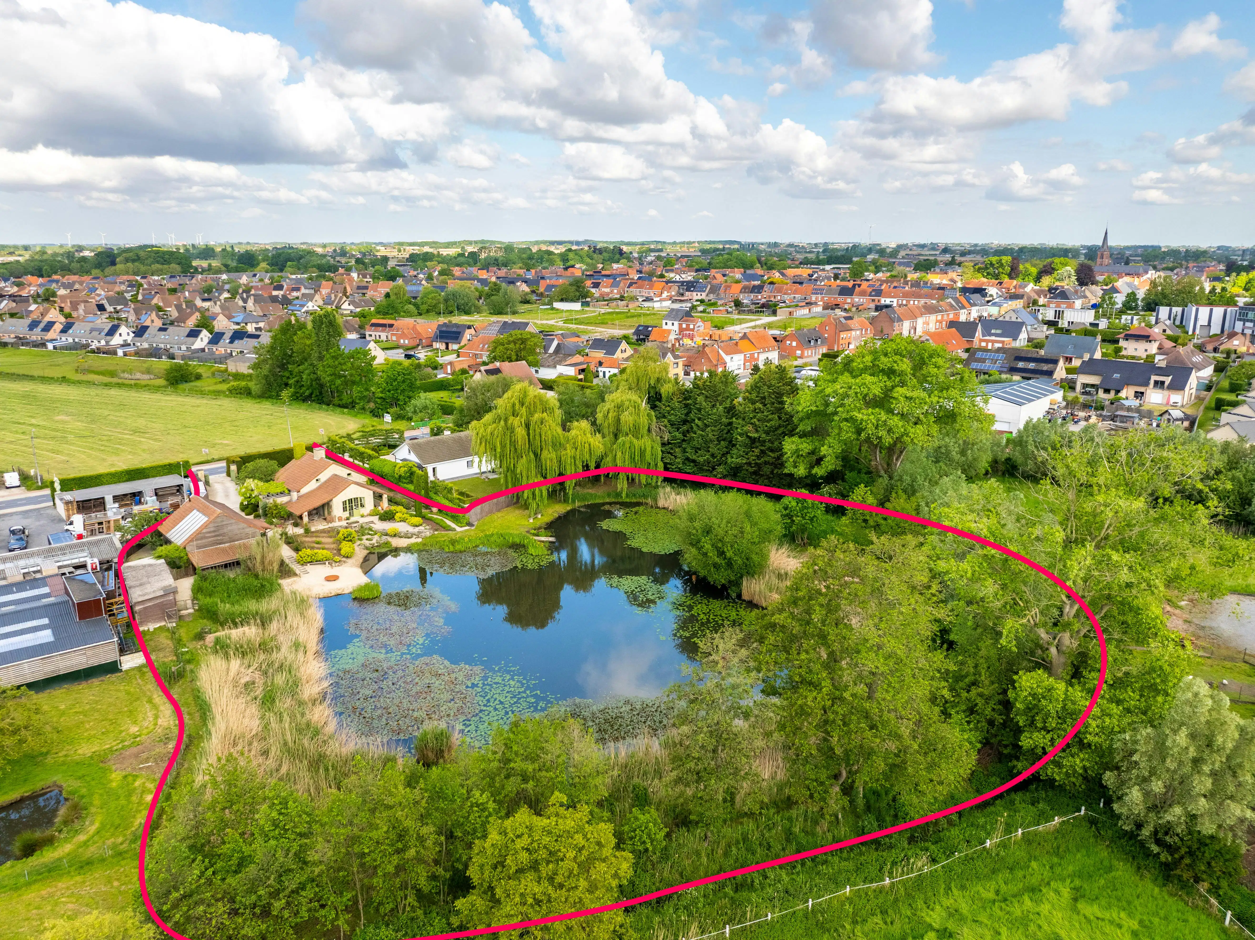Alleenstaand huis te Meulebeke met prachtige tuin en vijver! foto 6