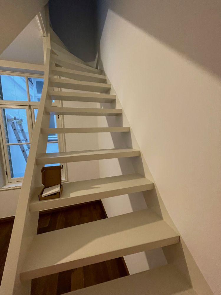 Heel mooi gerenoveerd appartement met twee slaapkamers. Tijdens de renovatie is veel aandacht besteed aan het behouden en versterken van de authentieke stijl van het gebouw. foto 15