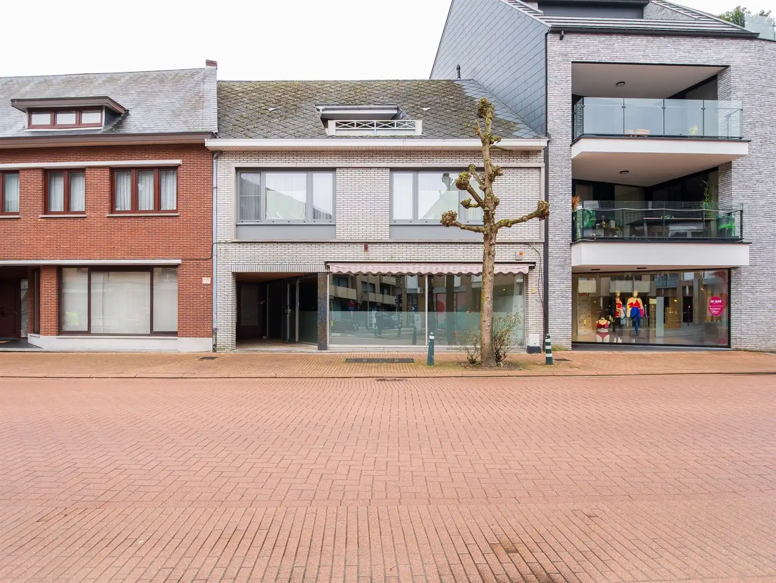 Gemengd gebouw foto {{pictureIndex}}