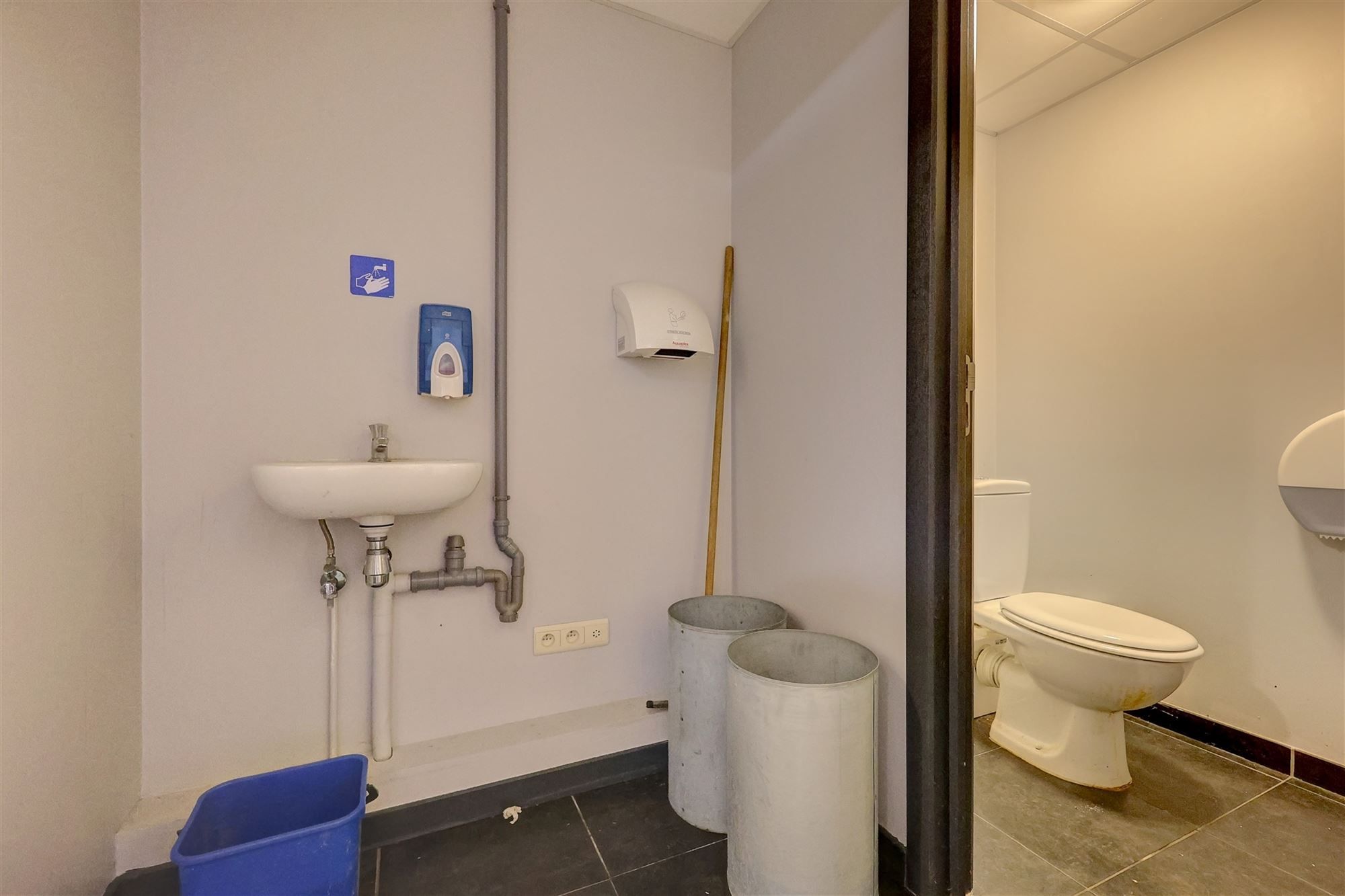 Handelsgelijkvloers op uitstekende ligging in Wilrijk te huur foto 10