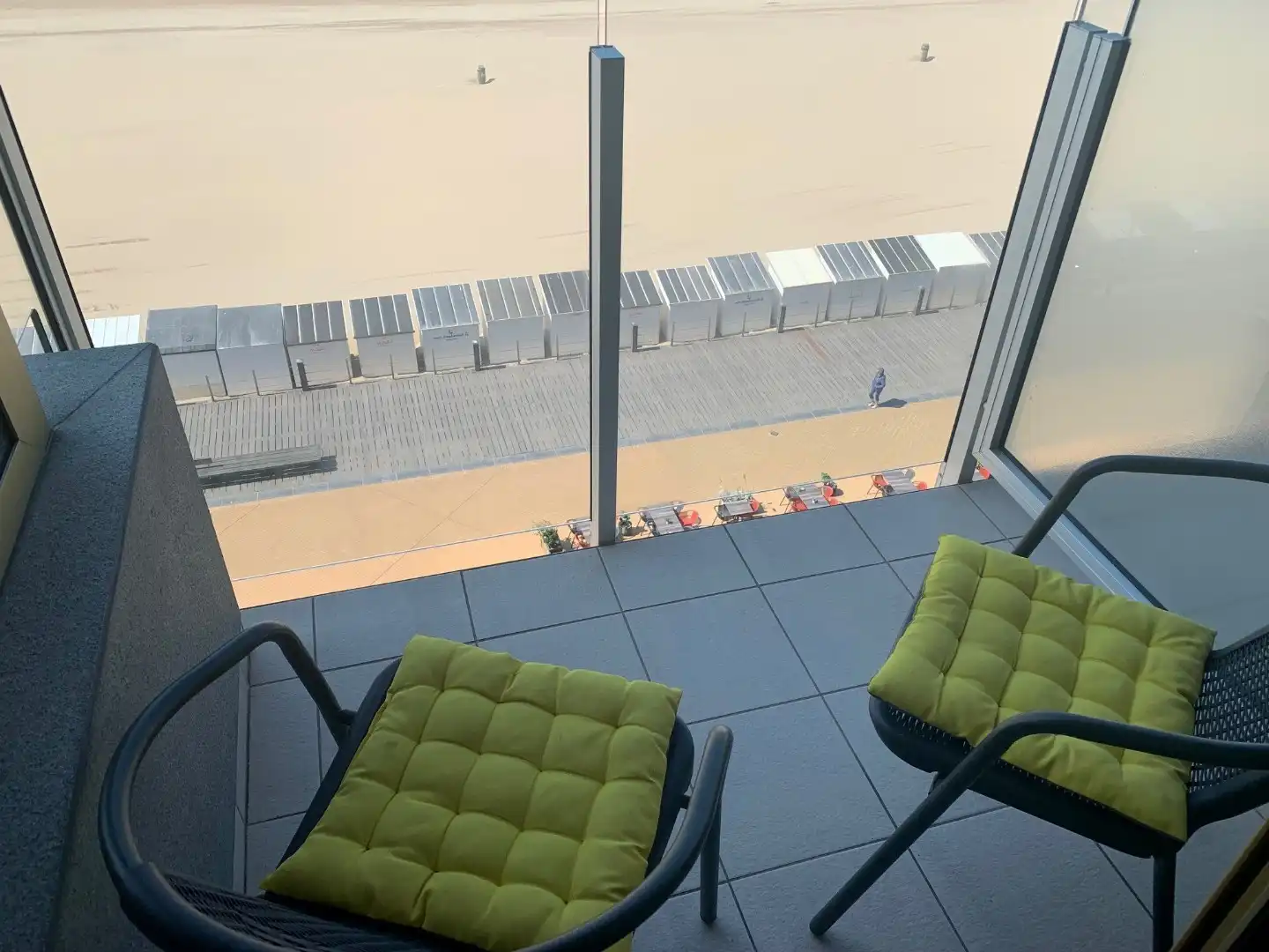 Ongemeubelde studio op zeedijk  met frontaal zeezicht foto 7