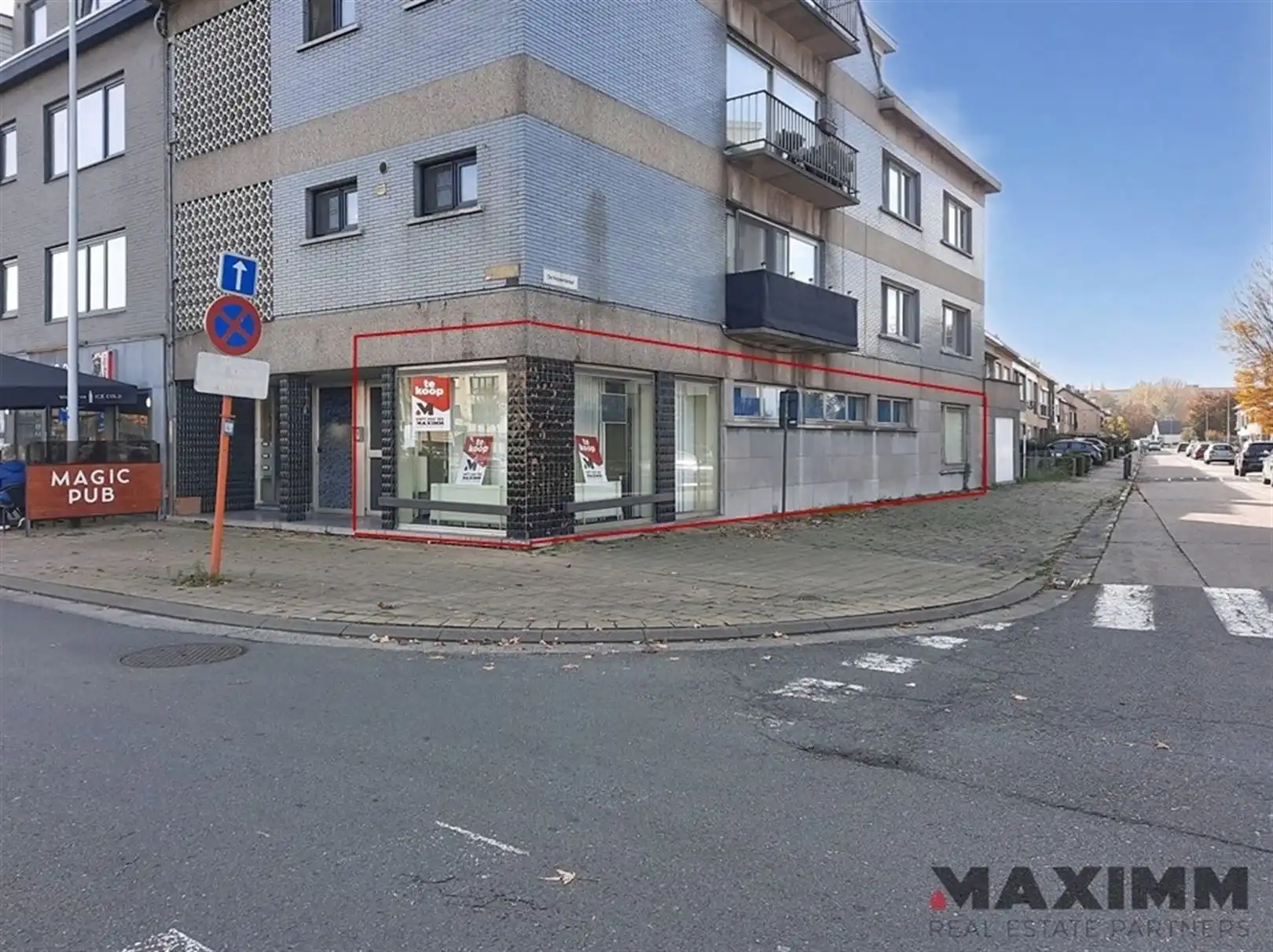 Gelijkvloers hoekpand, volledig onderkelderd op stategische locatie foto {{pictureIndex}}