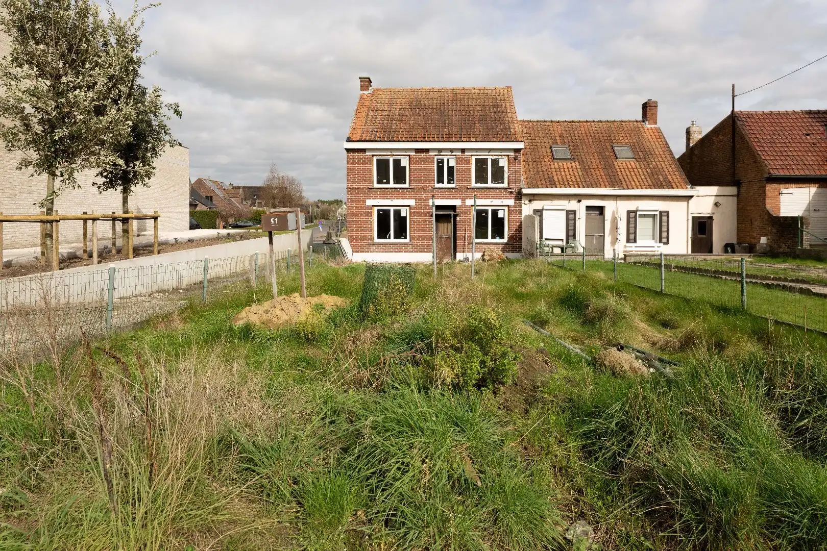 Verder te renoveren woning op toplocatie in Lichtervelde foto 2