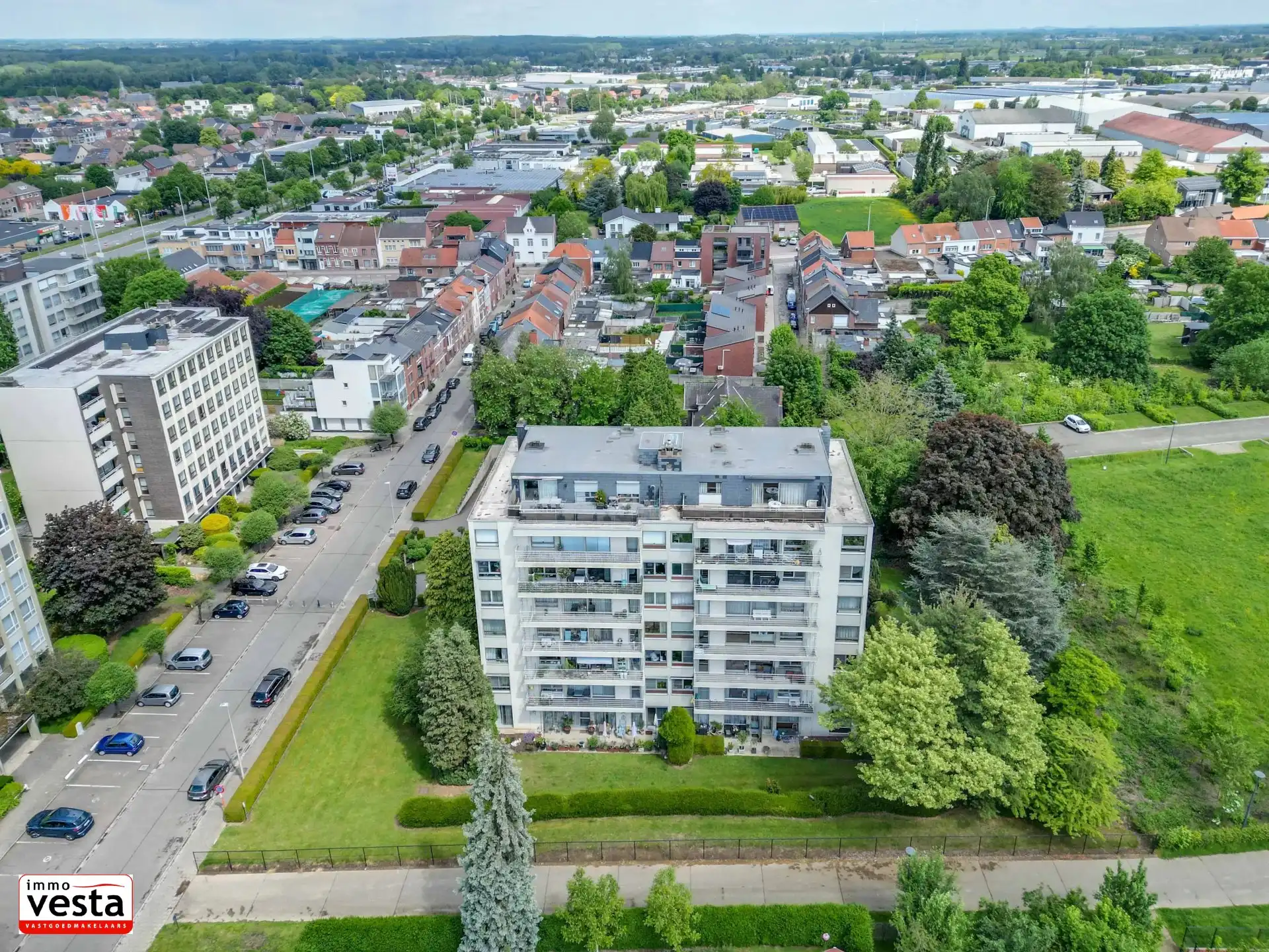 Zeer ruim gelijkvloers appartement foto 4