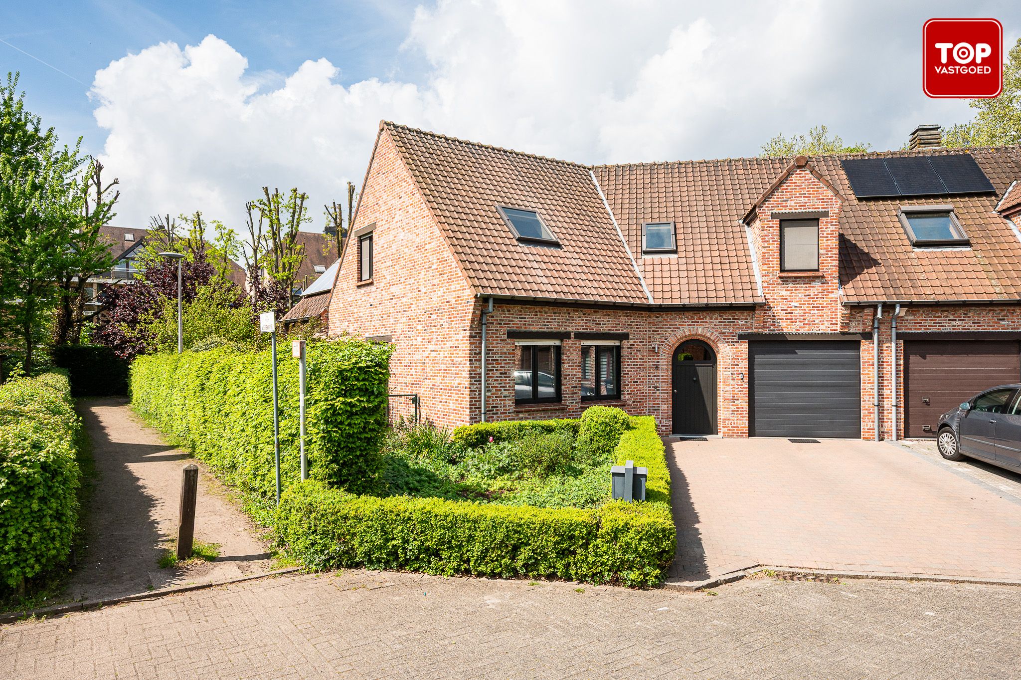 Exclusieve gezinswoning met een prachtige tuin, vijver en bureauruimte in groen Gentbrugge foto 2
