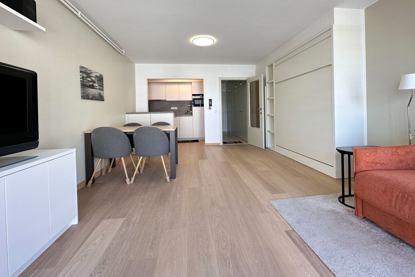 Volledig gerenoveerde studio met frontaal zeezicht in hartje Wenduine foto 5