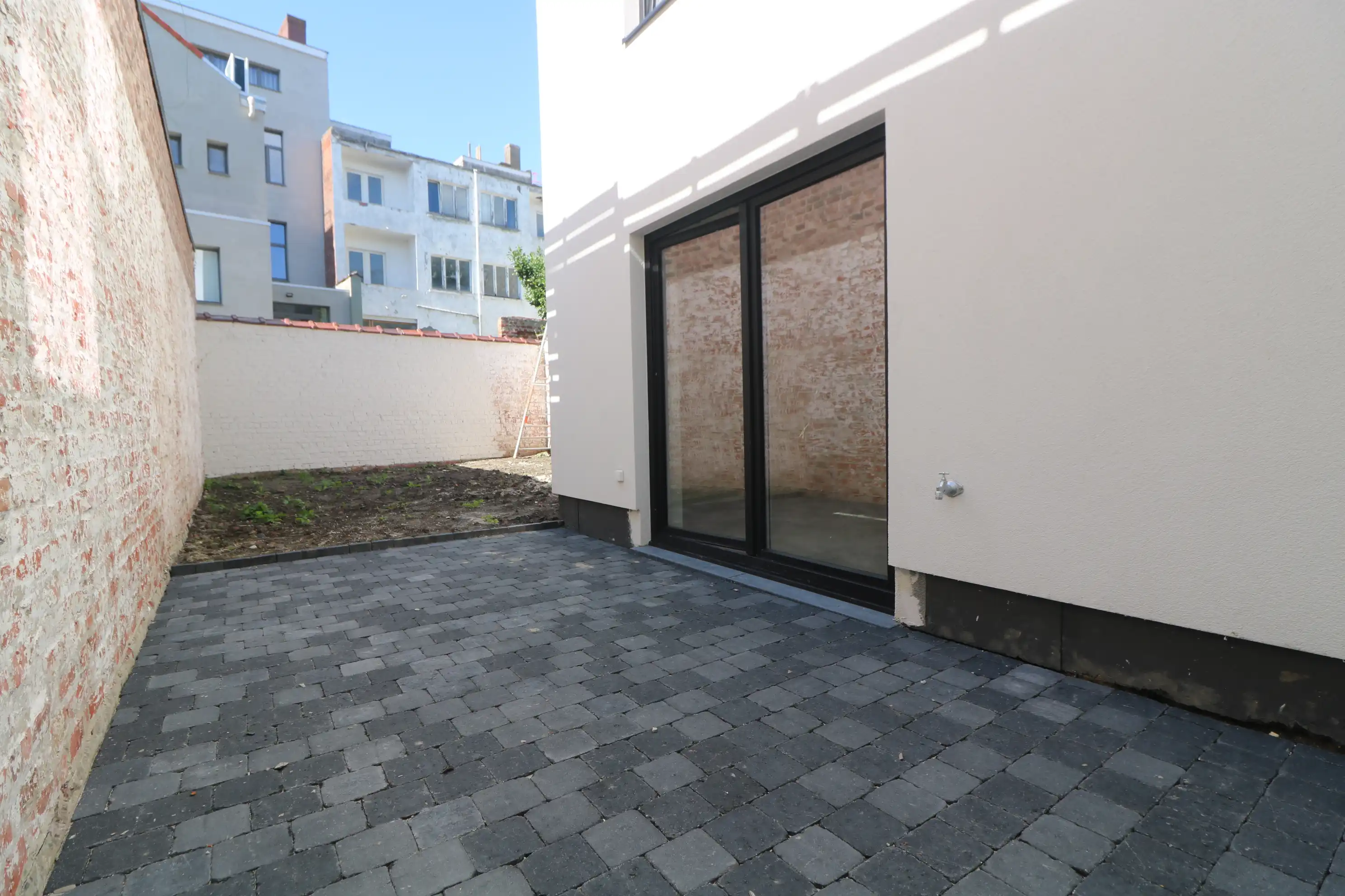 Zeer ruim en instapklaar gelijkvloersappartement (105 m²) met 2 slaapkamers en grote tuin. foto 5