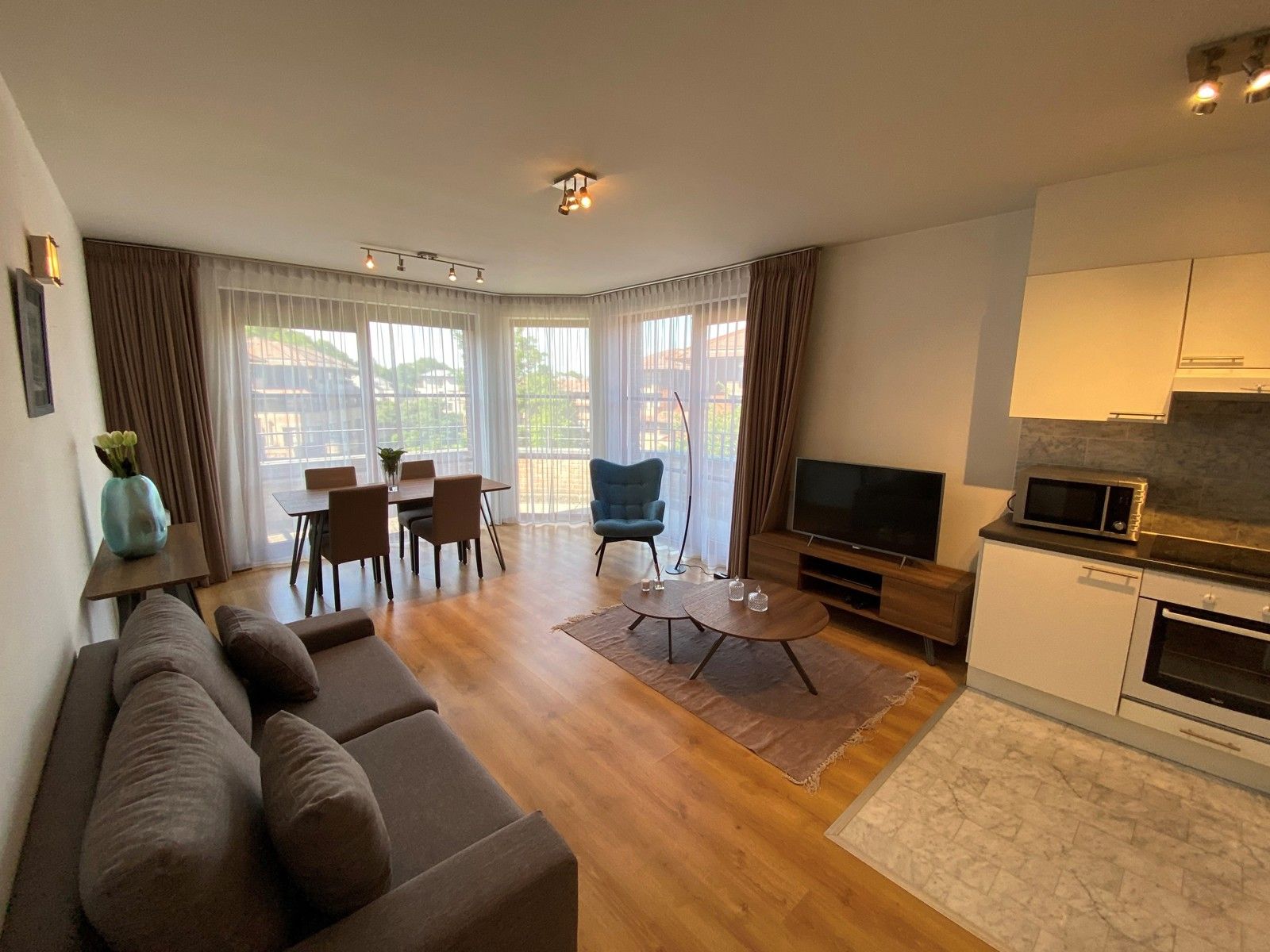Prachtig gemeubeld appartement 2 kamers met terras.  foto 2