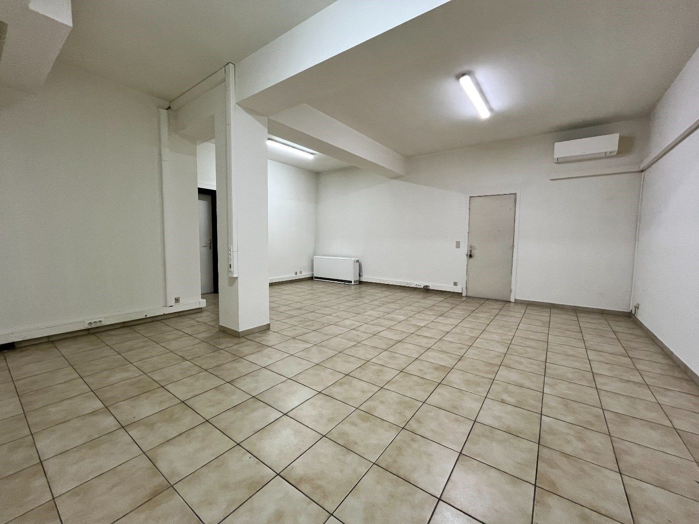 Handelsruimte met inpandige garage op toplocatie foto 10