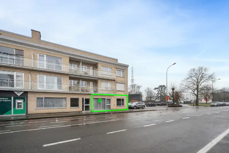 Hoofdfoto van de publicatie: Gelijkvloers appartement met handelsruimte en parking nabij centrum Roeselare