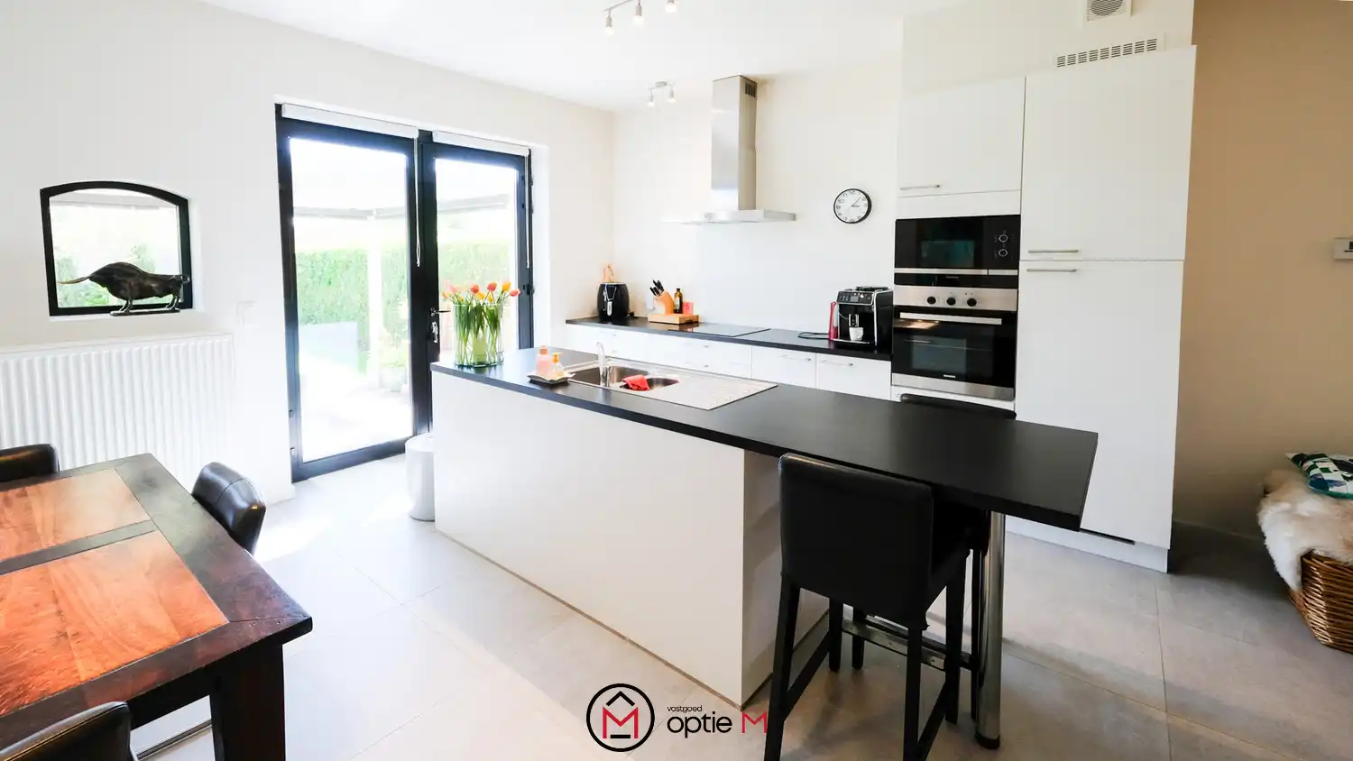 Gesloten woning te huur in Eigenbilzen (Bilzen-Hoeselt) – Instapklaar met drie slaapkamers, tuin en carport foto 4