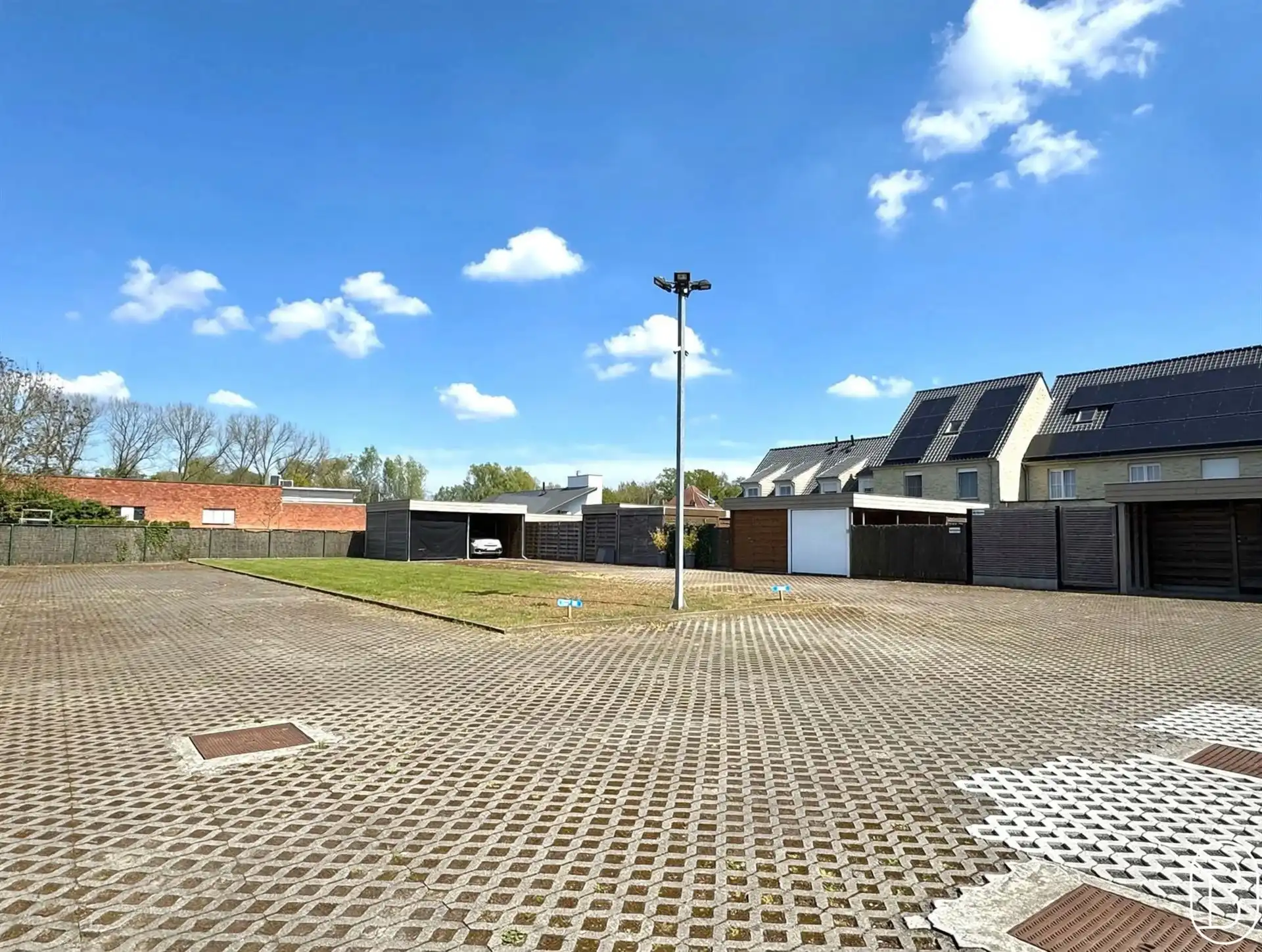 BUITENSTAANPLAATS in het CENTRUM foto {{pictureIndex}}