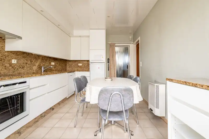 Ruime woning met tuin, 2 garages en 4 slaapkamers. foto 8