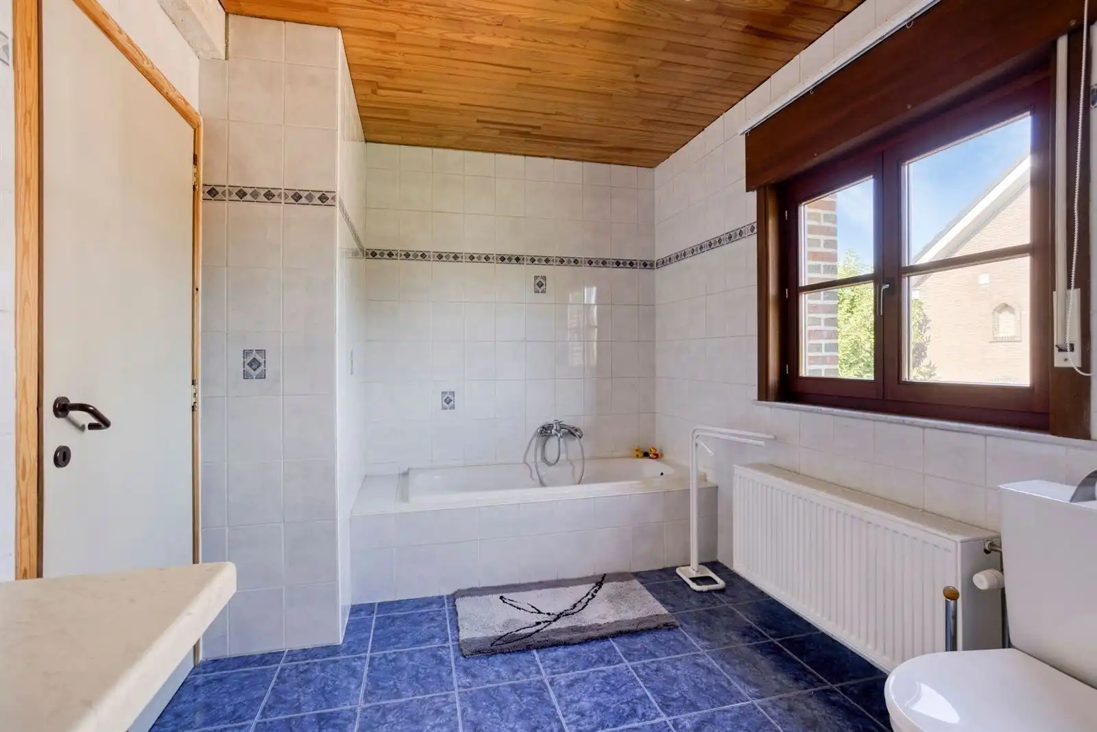 Zeer ruime woning (400m²) met 4 slaapkamers + 2 badkamers  foto 24