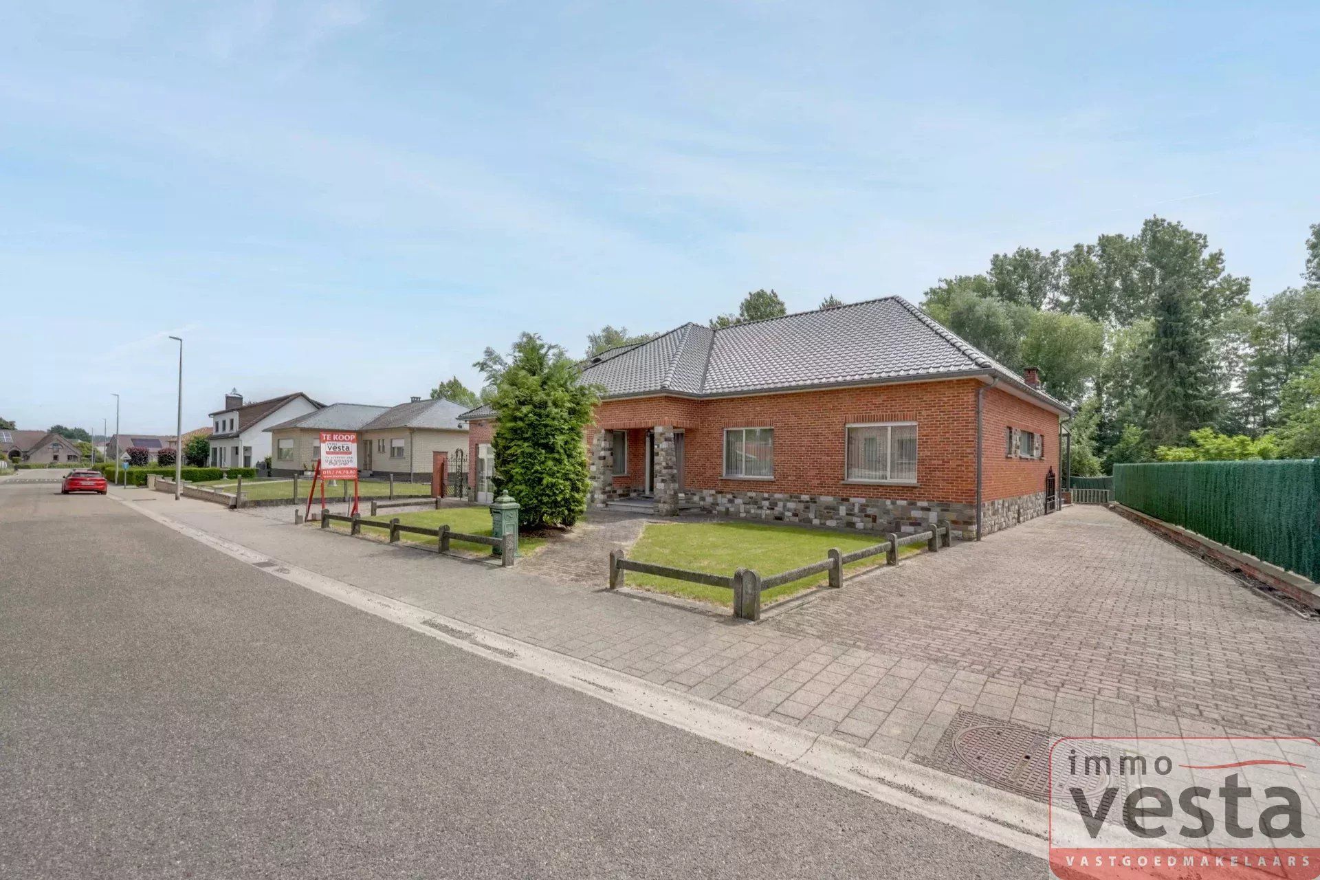 Ruime, op te knappen villa met handelsruimte foto 2