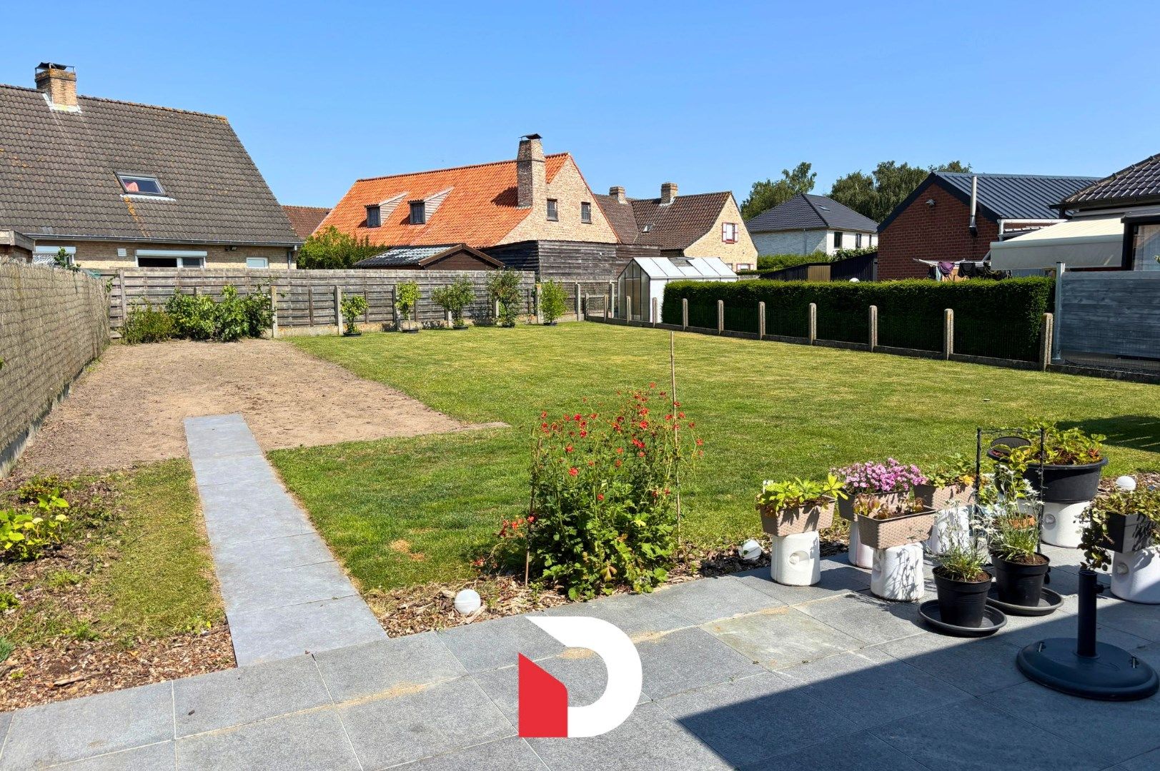 Halfopen woning met 3 slaapkamer, tuin en garage foto 8