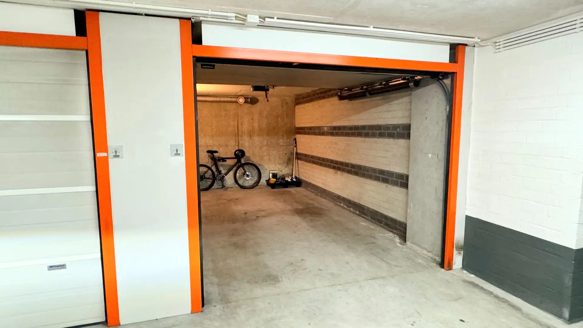 Gesloten garagebox te koop gelegen vlakbij de Minigolf in het Zoute. foto 4