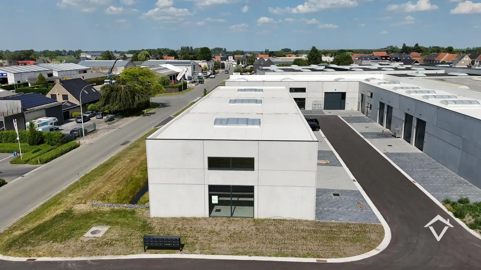 Loods te koop – 246 m² met 2 parkeerplaatsen inbegrepen op de industriezone te Ichtegem foto 4