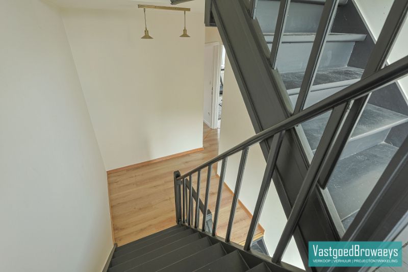 Instapklare woning met 4 slaapkamers, tuin & garage foto 11