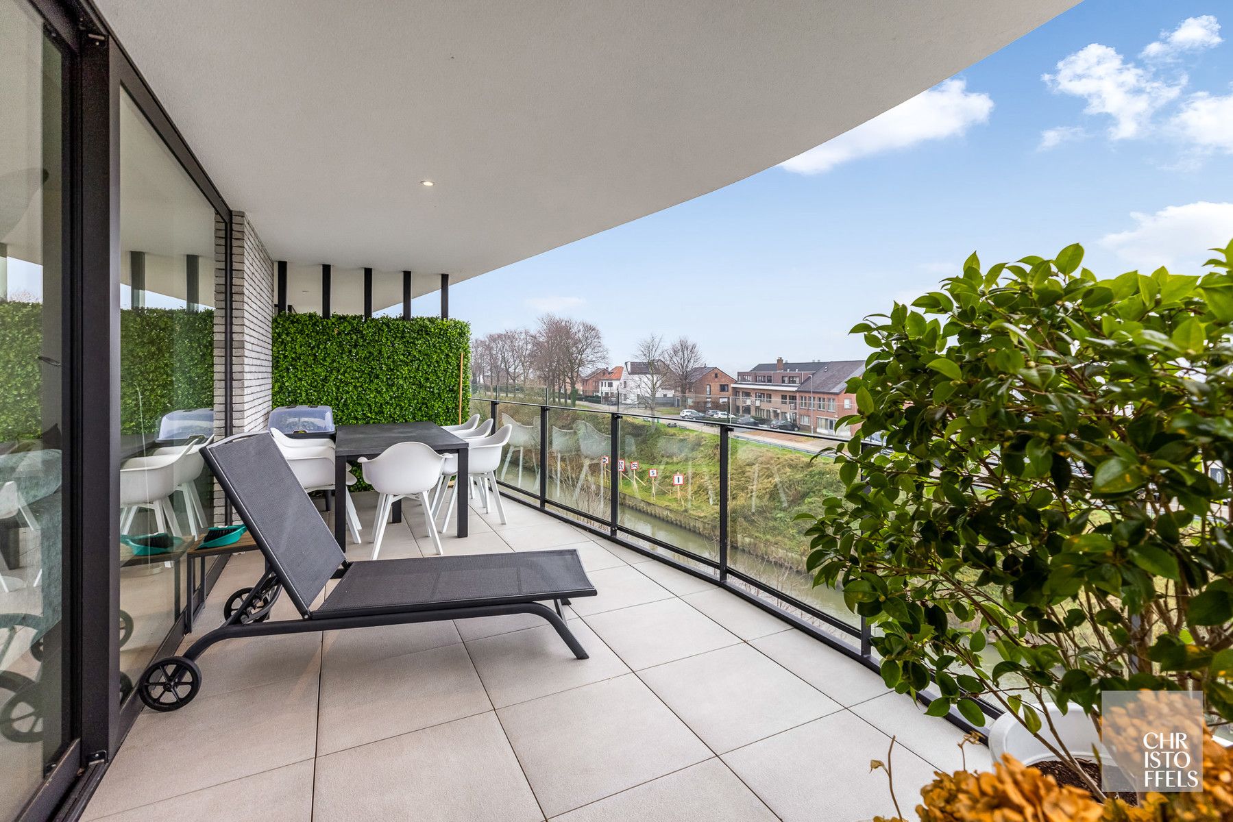 TE HUUR - Luxueus 2-slaapkamerappartement met uitzonderlijk zicht op water! foto 12