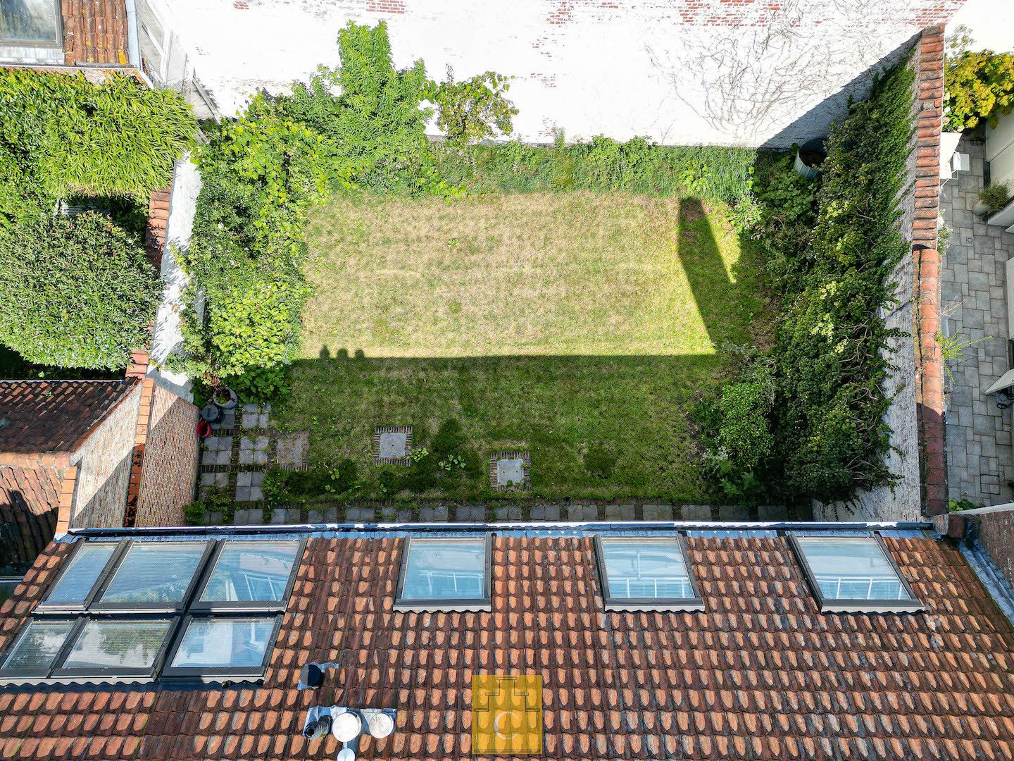 Breedhuis op een schilderachtige en stille ligging in het hart van de binnenstad, met flinke garage en grote stadstuin foto 20