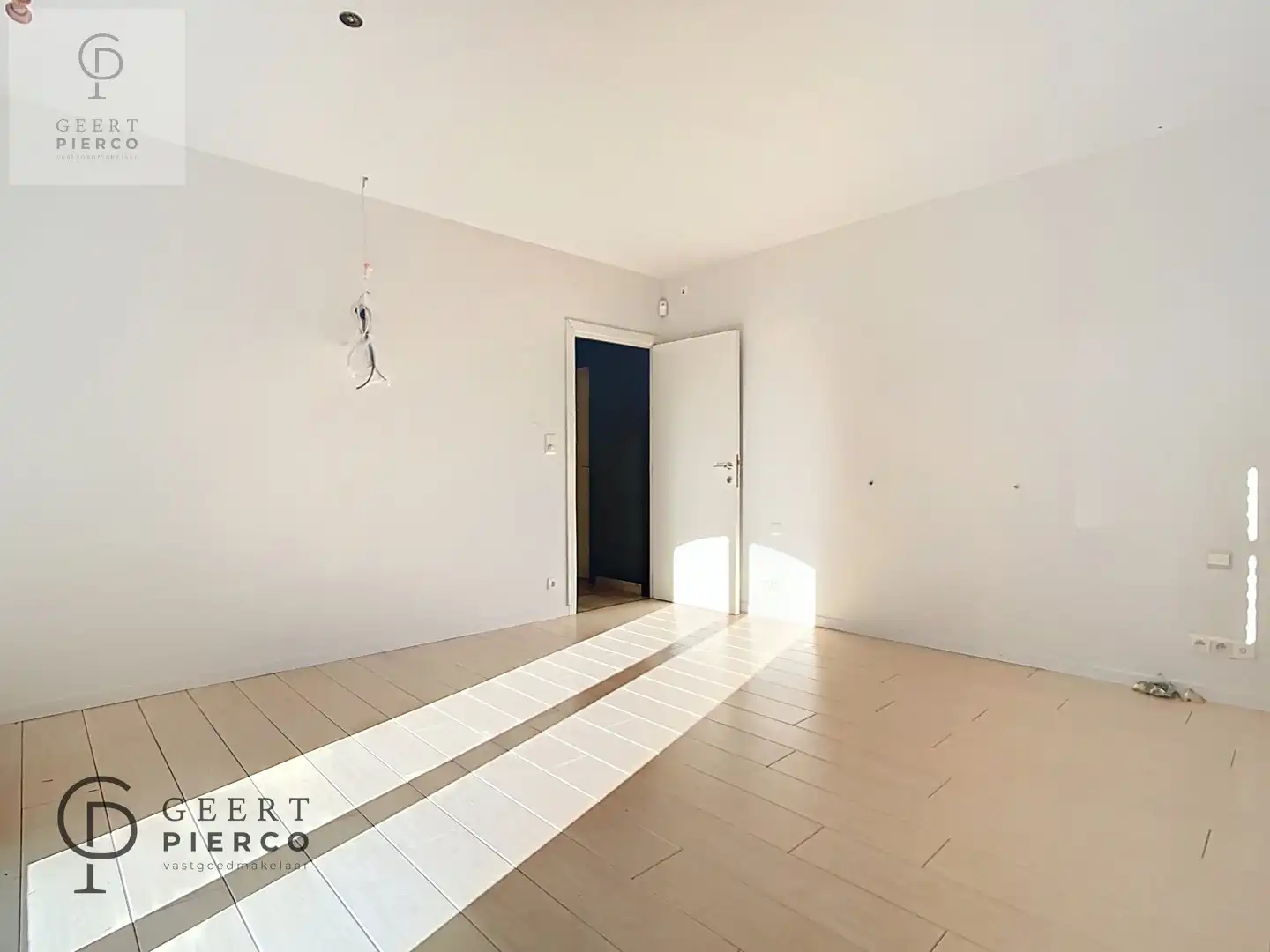 Ruime bungalow met drie slaapkamers en inpandige garage op een perceel van 10a37ca. foto 26